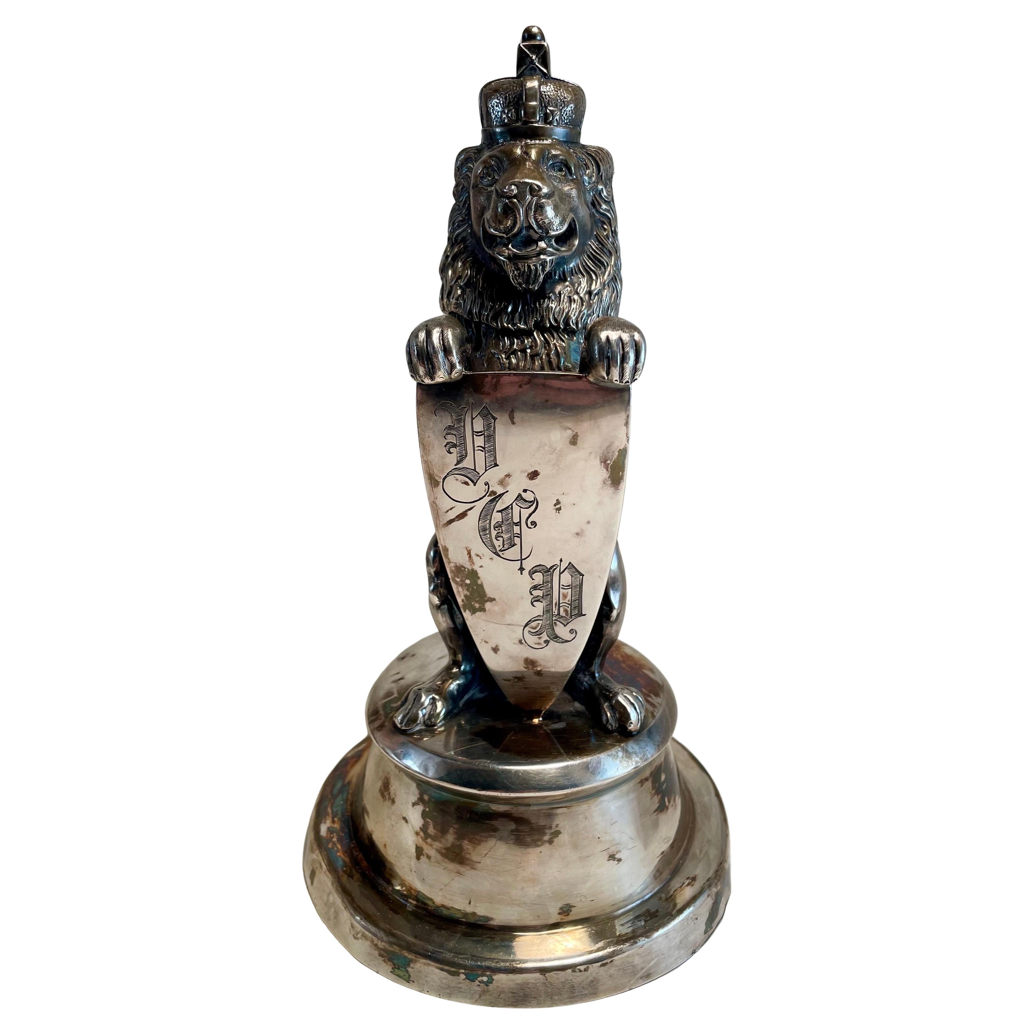 Dies ist ein wunderbares Stück. Das dazugehörige Tintenfass habe ich nicht, aber ein Klarglas ist nicht schwer zu finden.

Vielen Dank für Ihren Besuch bei The Moody Carpenter. Bitte lassen Sie uns wissen, ob wir Ihre Fragen beantworten können. 