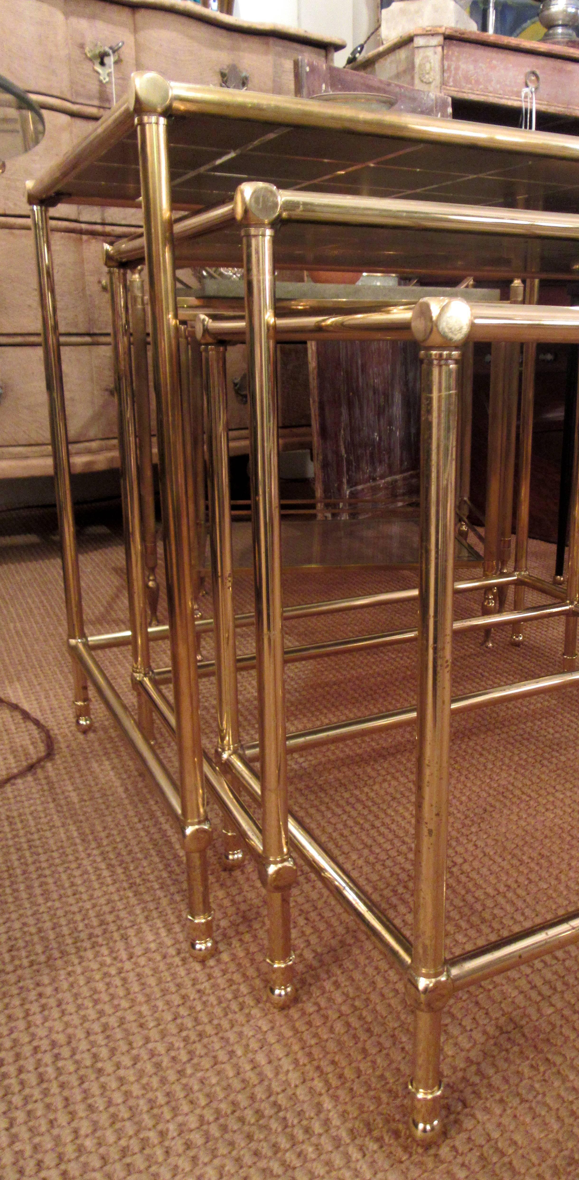 French Brass Nesting Tables with Amber Mirrored Grid Design Glass In Excellent Condition In Mt Kisco, NY