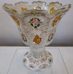 Kollektion böhmischer weißer Cut-Out-Glaswaren