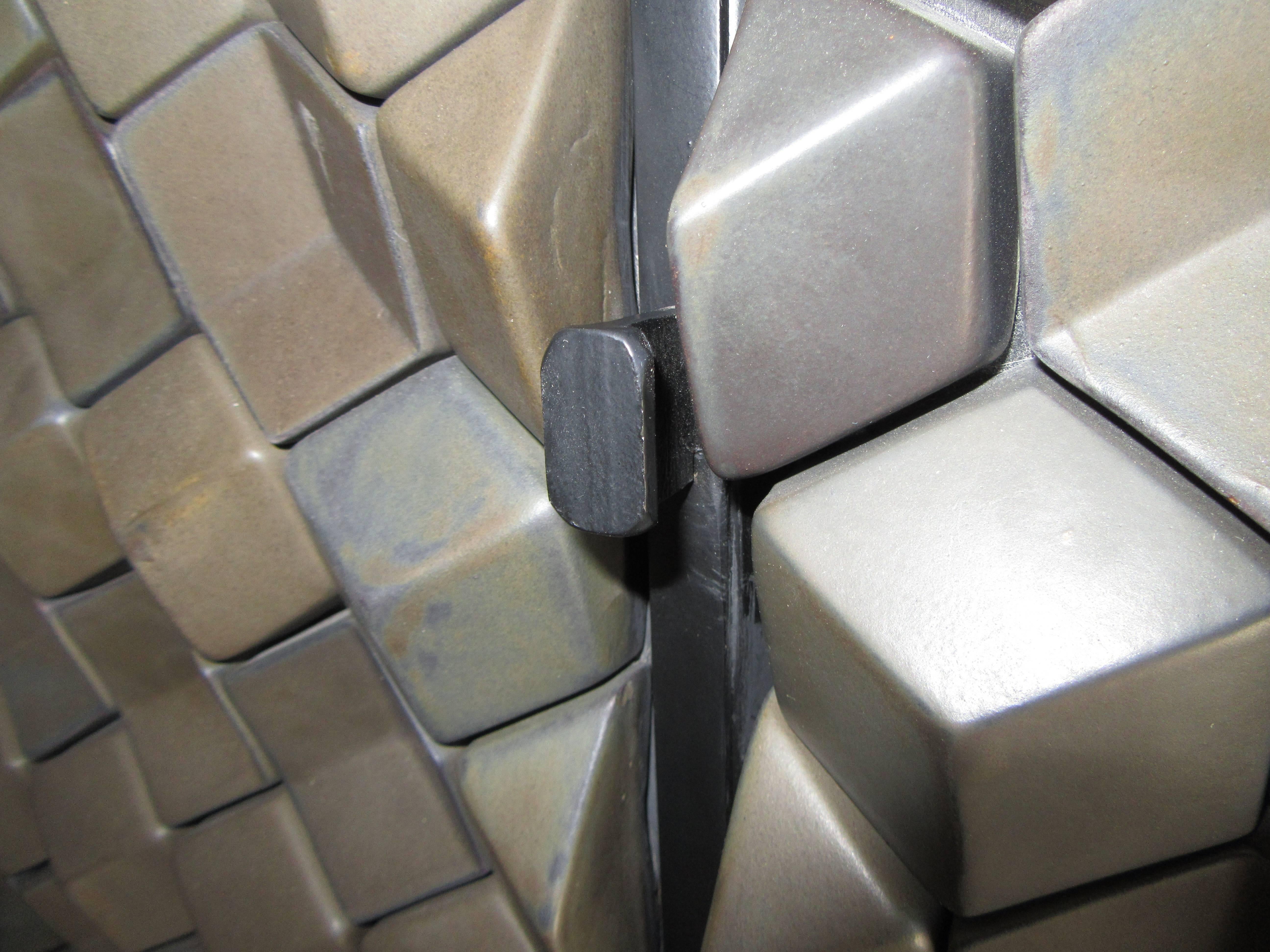 Artisan Crafted Iron Framed & Ceramic Three Dimensional Design Schrank auf Ständer im Zustand „Hervorragend“ im Angebot in Mt Kisco, NY