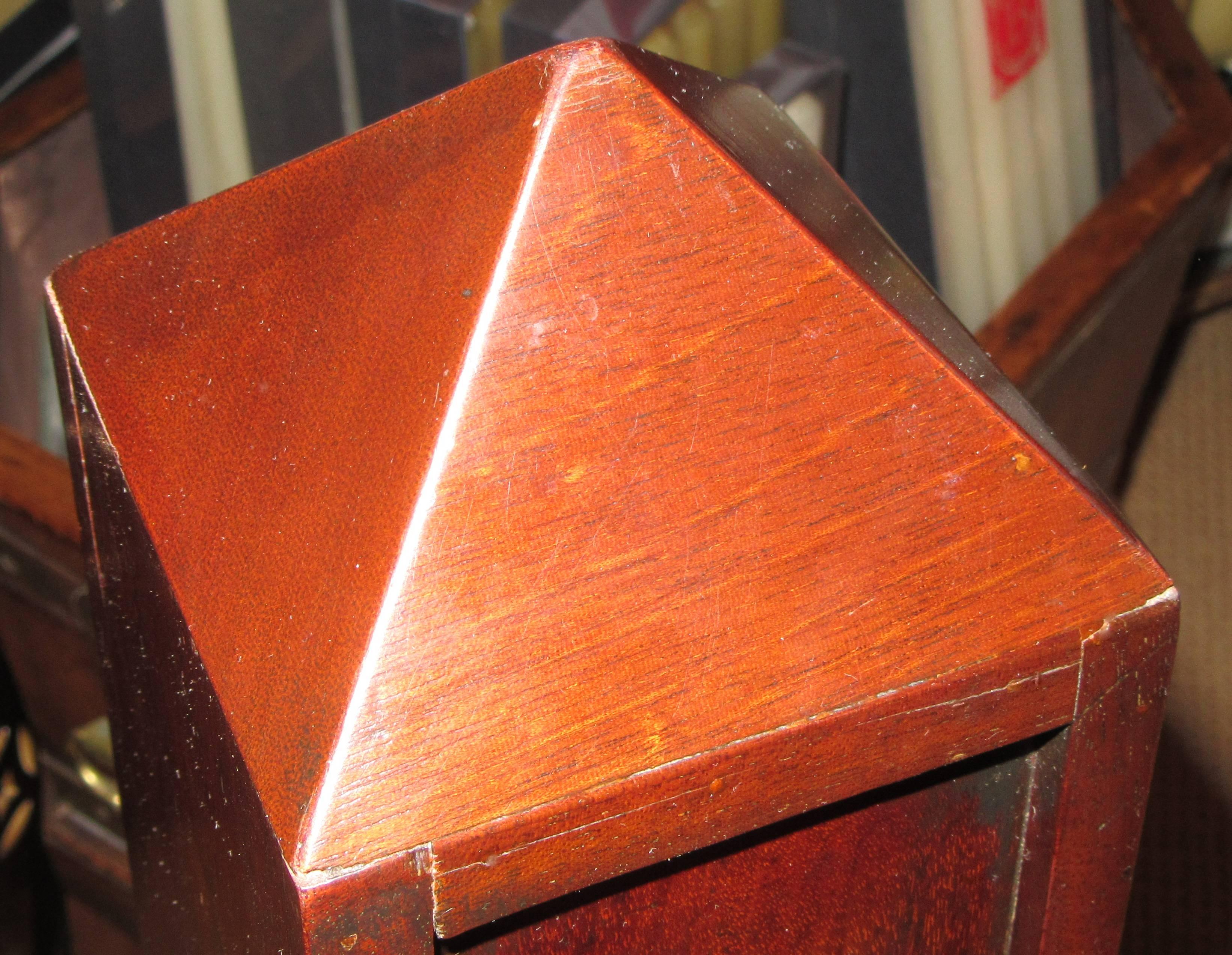 Pair of Mahogany Obelisks with Shelves In Good Condition For Sale In Mt Kisco, NY
