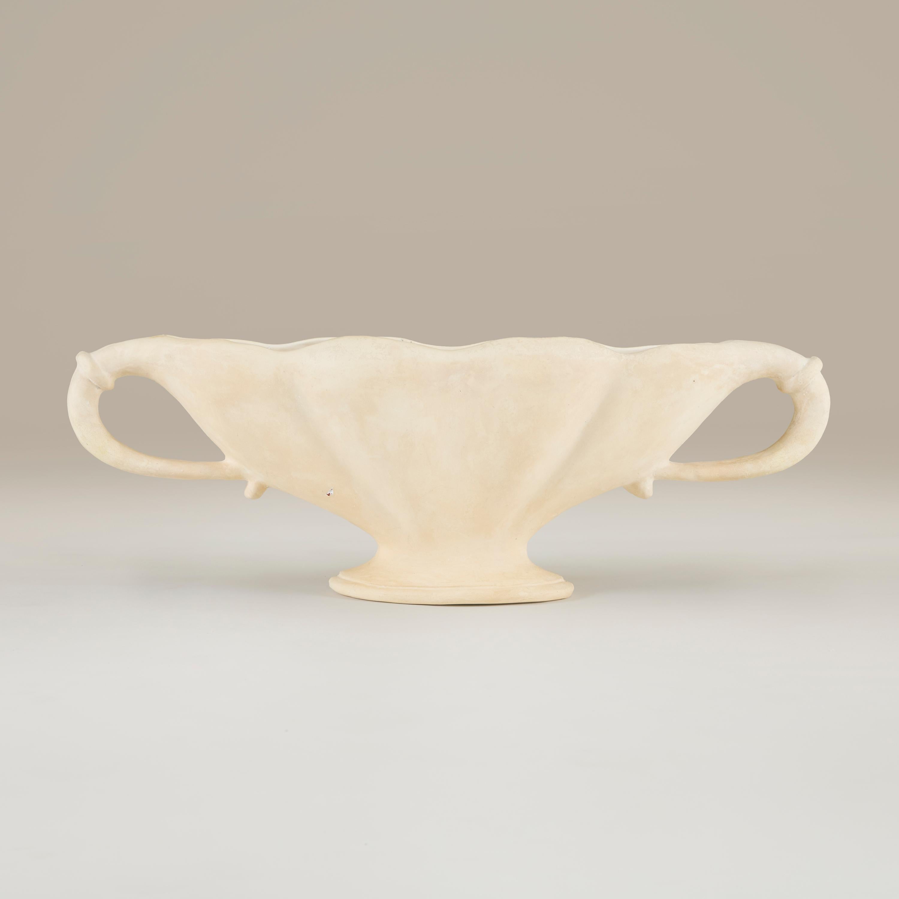 Splendida urna extra large in ceramica Fulham Pottery non smaltata e smerlata con interno smaltato per contenere fiori in acqua. Disegnato negli anni '30 dalla famosa fiorista britannica Constance Spry, realizzato da Fulham Pottery, circa 1945,