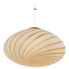 Großer, mundgeblasener Murano-Anhänger im Wirbel-Design im Stil von Venini