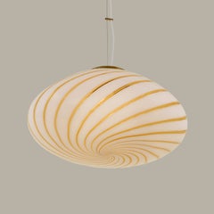 Großer, mundgeblasener Murano-Anhänger im Wirbel-Design im Stil von Venini