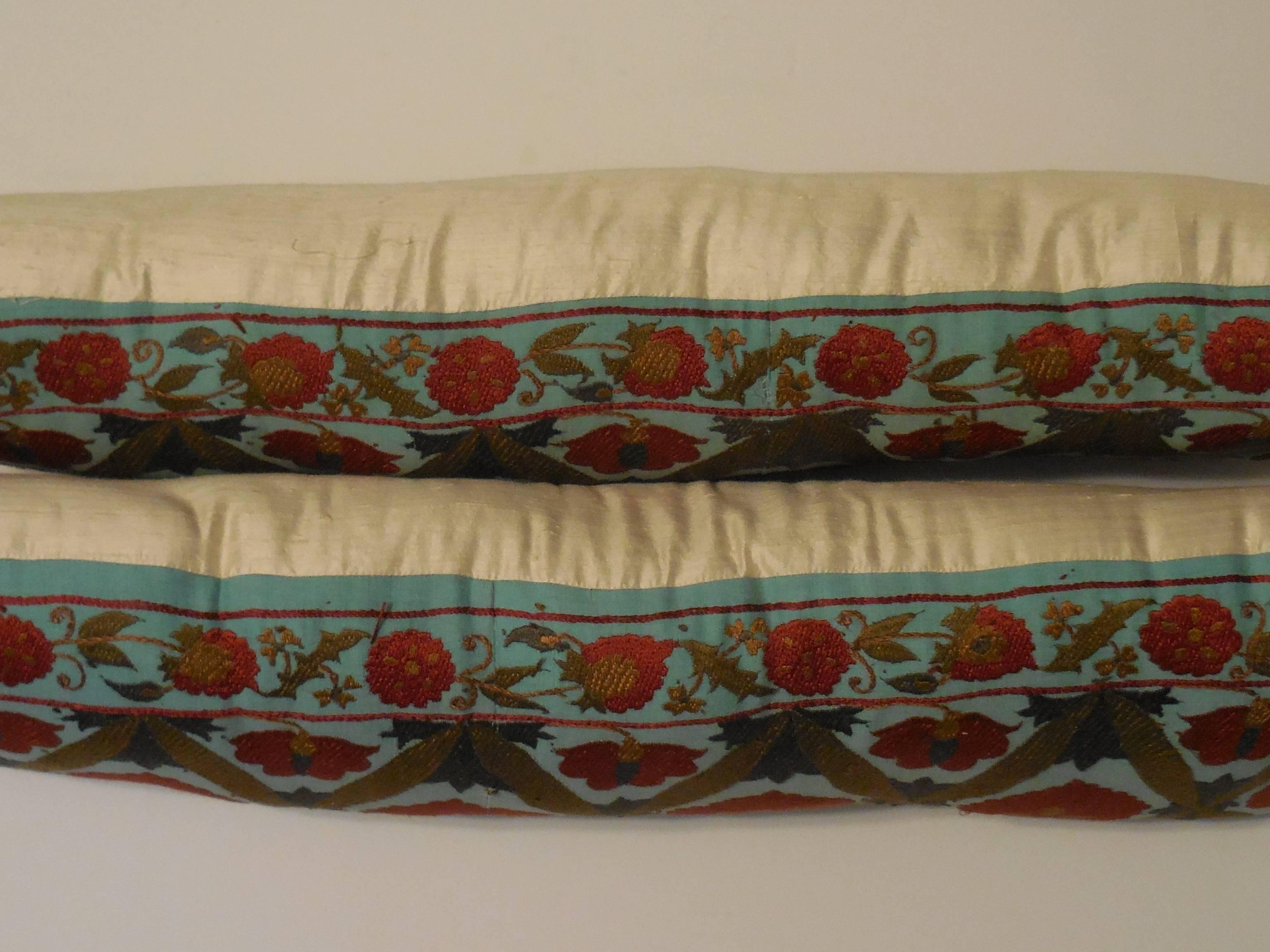 Pair of Suzani Embroidery Pillows In Excellent Condition In Delray Beach, FL