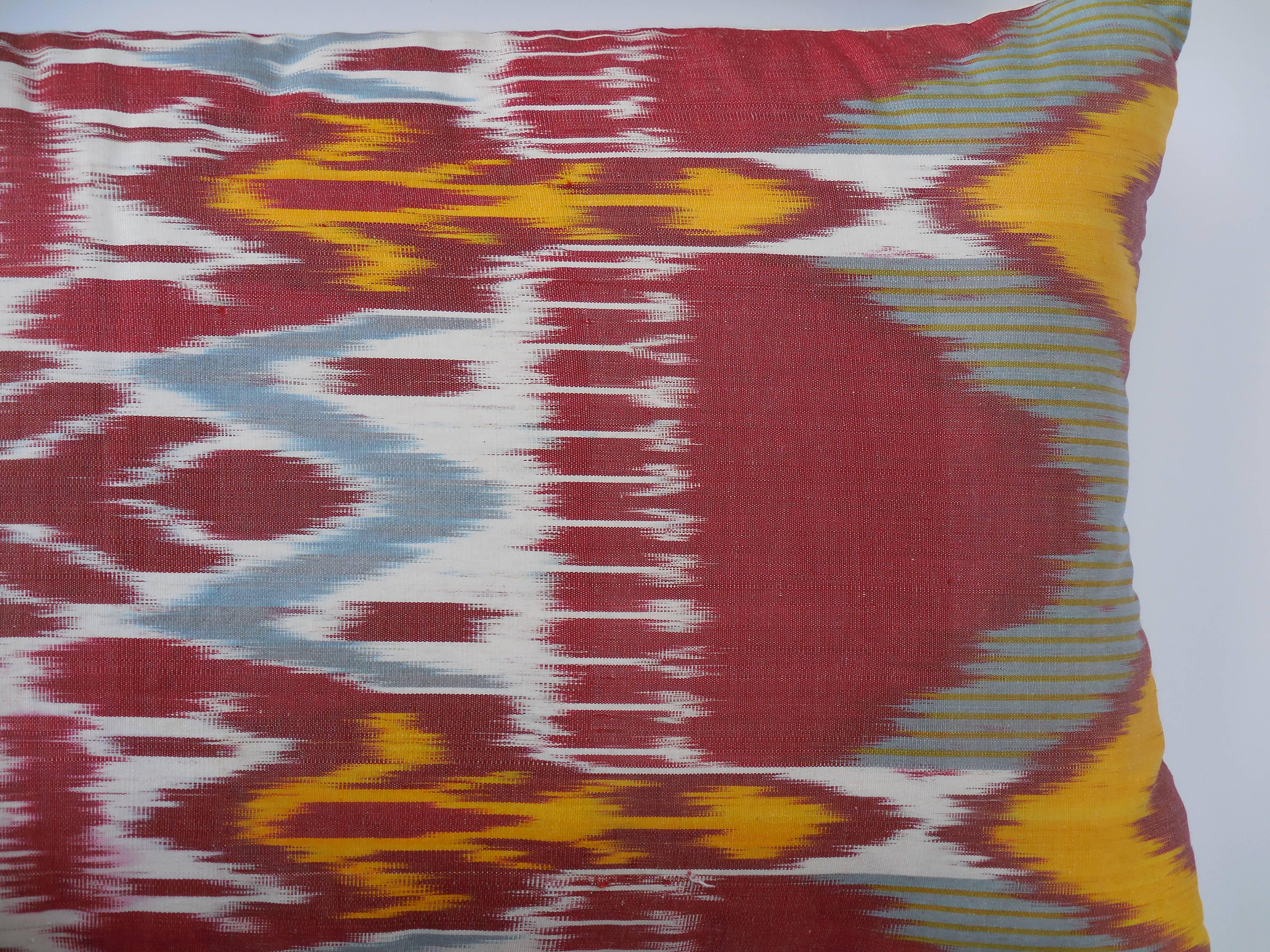 Pair of Colorful Ikat Pillows In Excellent Condition In Delray Beach, FL