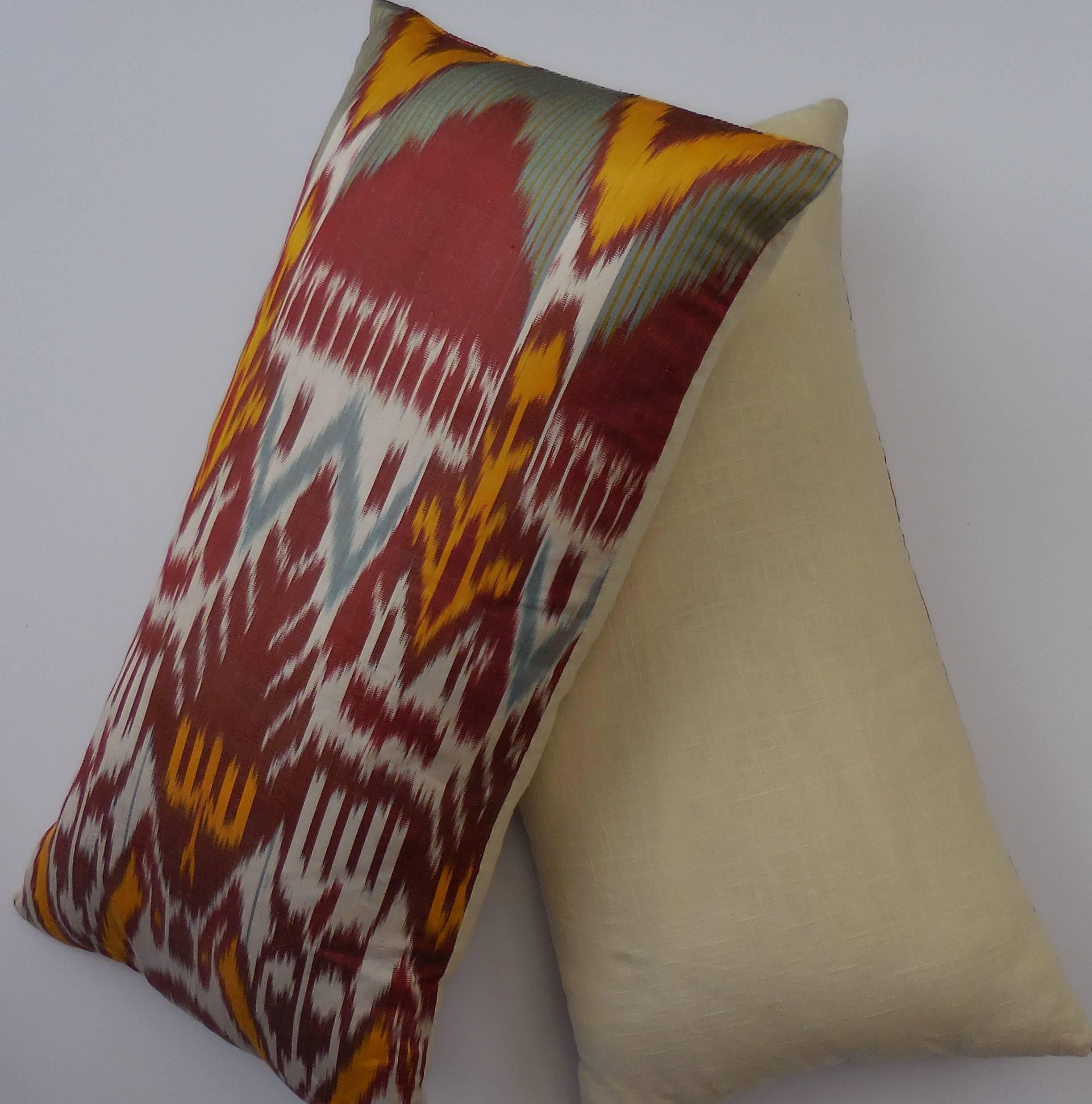 Pair of beautiful Ikat pillows made of handcrafted cotton Ikat front, with linen 
backing.
Frash inserts.