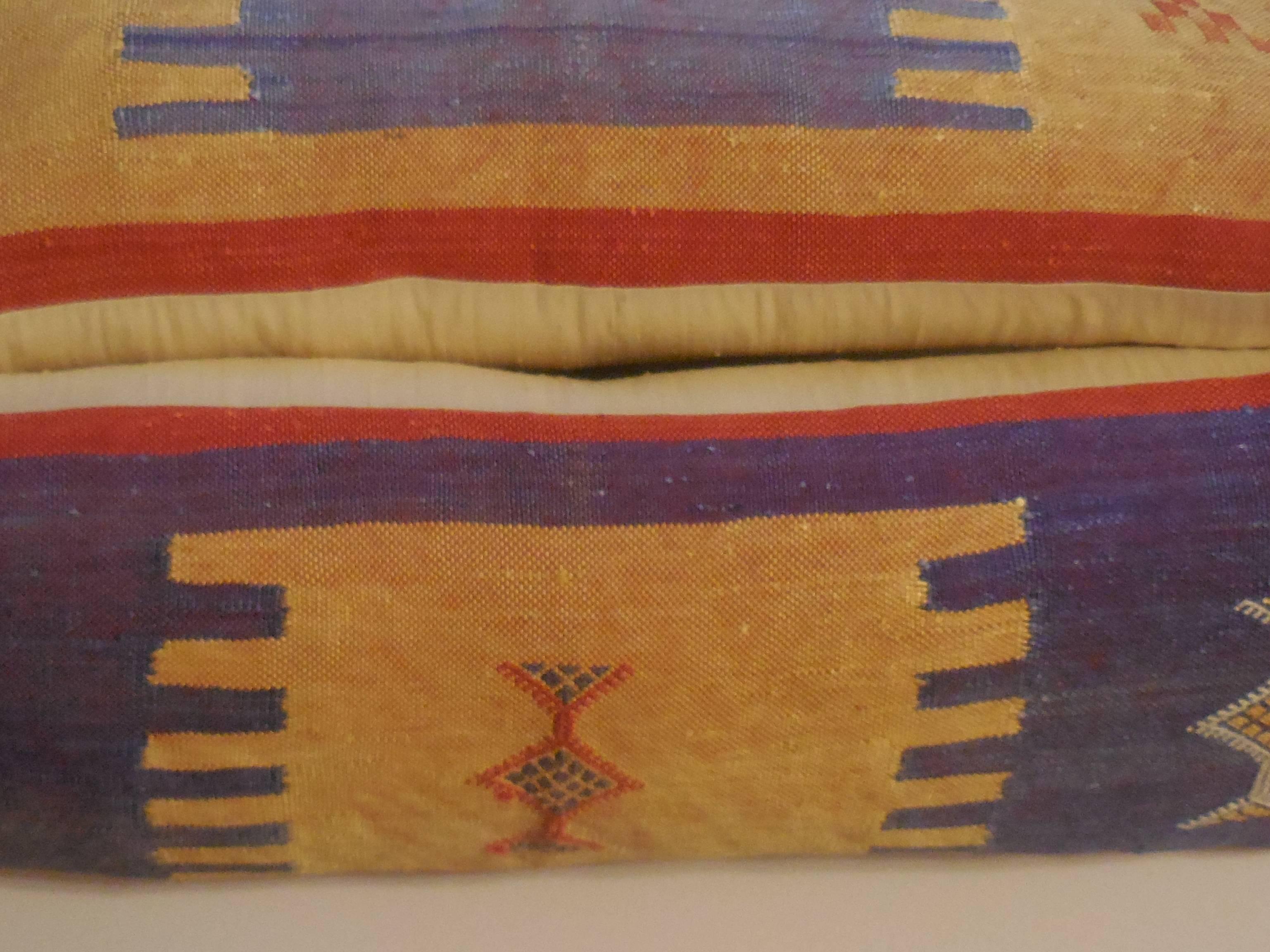 Beautiful pair of pillows made of silk with very muted colors on geometric motifs.
Silk backing, frash inserts.
Sizes:
1. 27