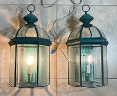 Wunderschönes Paar Wandlaternen aus massivem Messing mit Grünspan-Optik