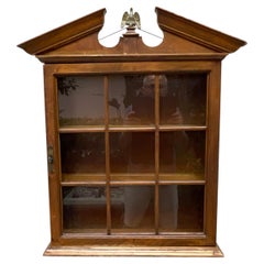 Armoire murale suspendue vintage en bois massif / Vitrine avec fleuron en forme d'aigle en laiton