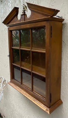 Armoire murale suspendue vintage en bois massif / Vitrine avec fleuron en forme d'aigle en laiton