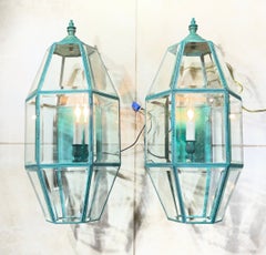 Splendida coppia di lanterne da parete vintage esagonali in ottone massiccio