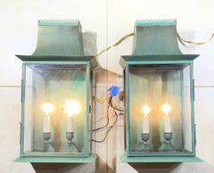 Paire d'appliques murales vintage en laiton massif et cuivre, avec une patine de vert-de-gris