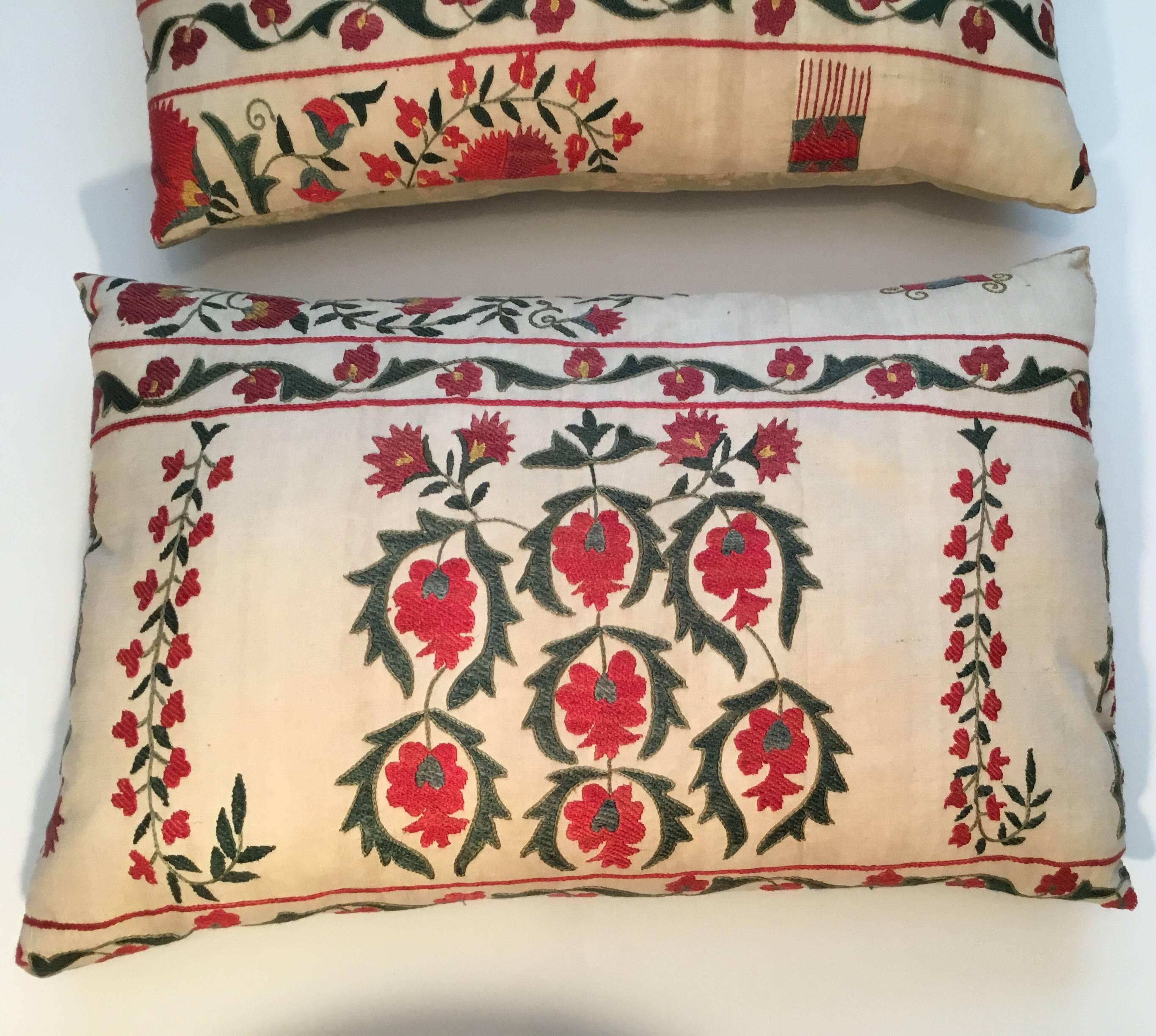 Pair of Vintage Suzani Pillows In Excellent Condition In Delray Beach, FL