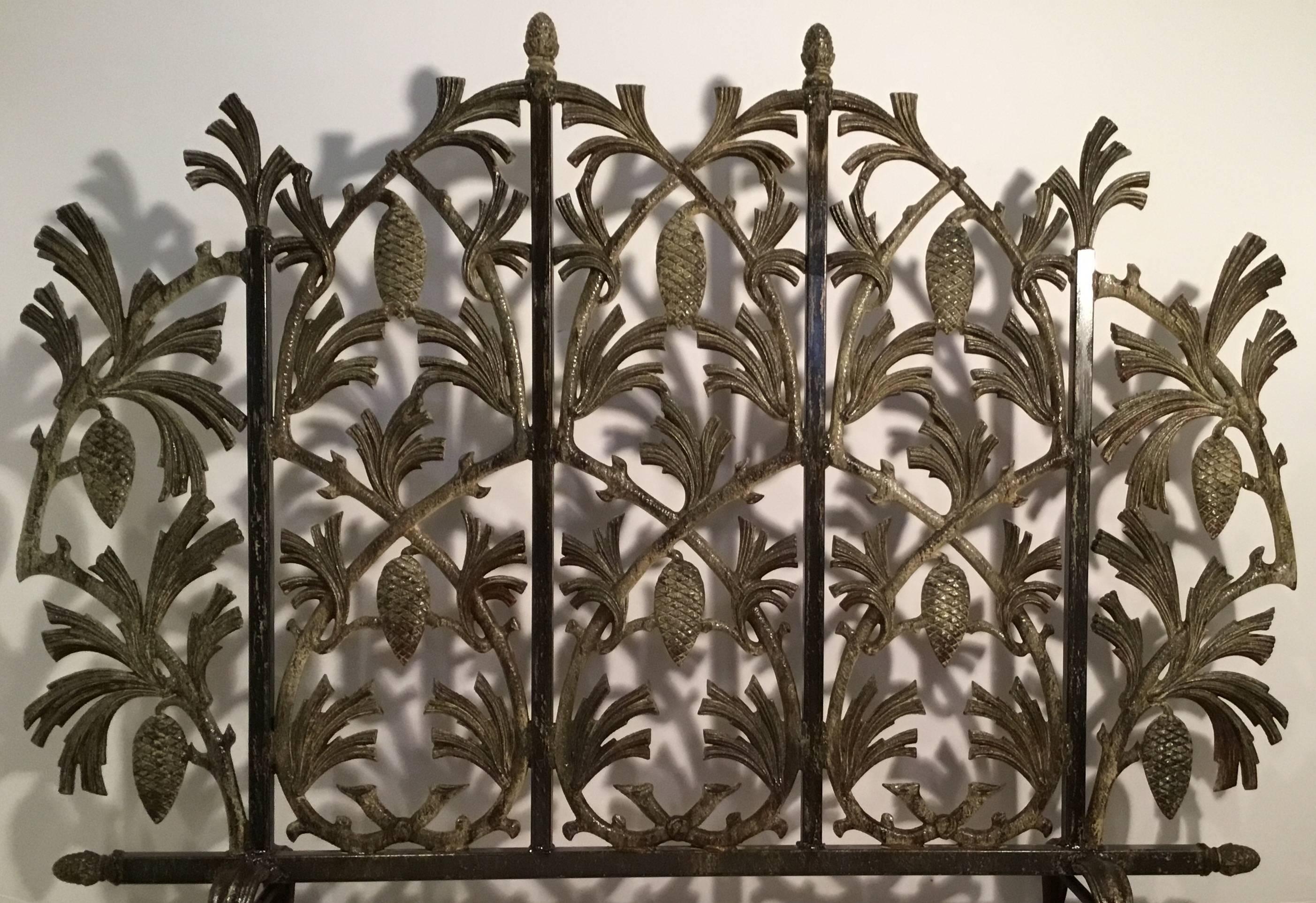 Fantastic looking fireplace screen made of cast iron, with vine and pinecone.
Motifs all around.
Great looking patina and rust treated.