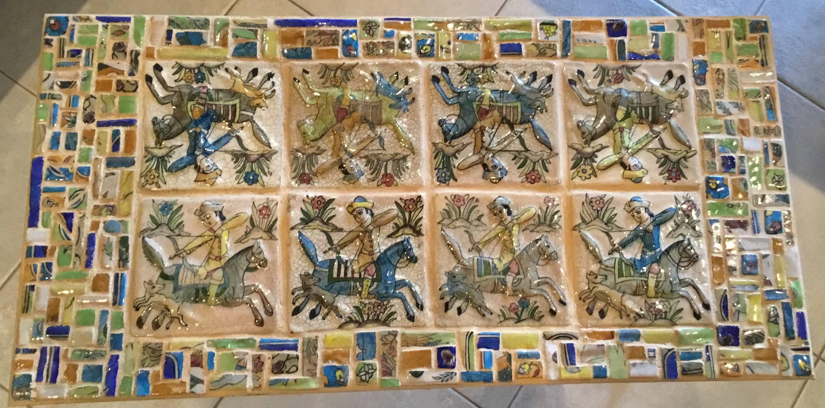 Magnifique table basse artistique faite d'une base en fer forgé à la main, avec un ensemble de huit pièces
vieux carreaux persans montrant une scène de chasse, le tout entouré d'un travail manuel coloré
mosaïque.
Le dessus est traité pour