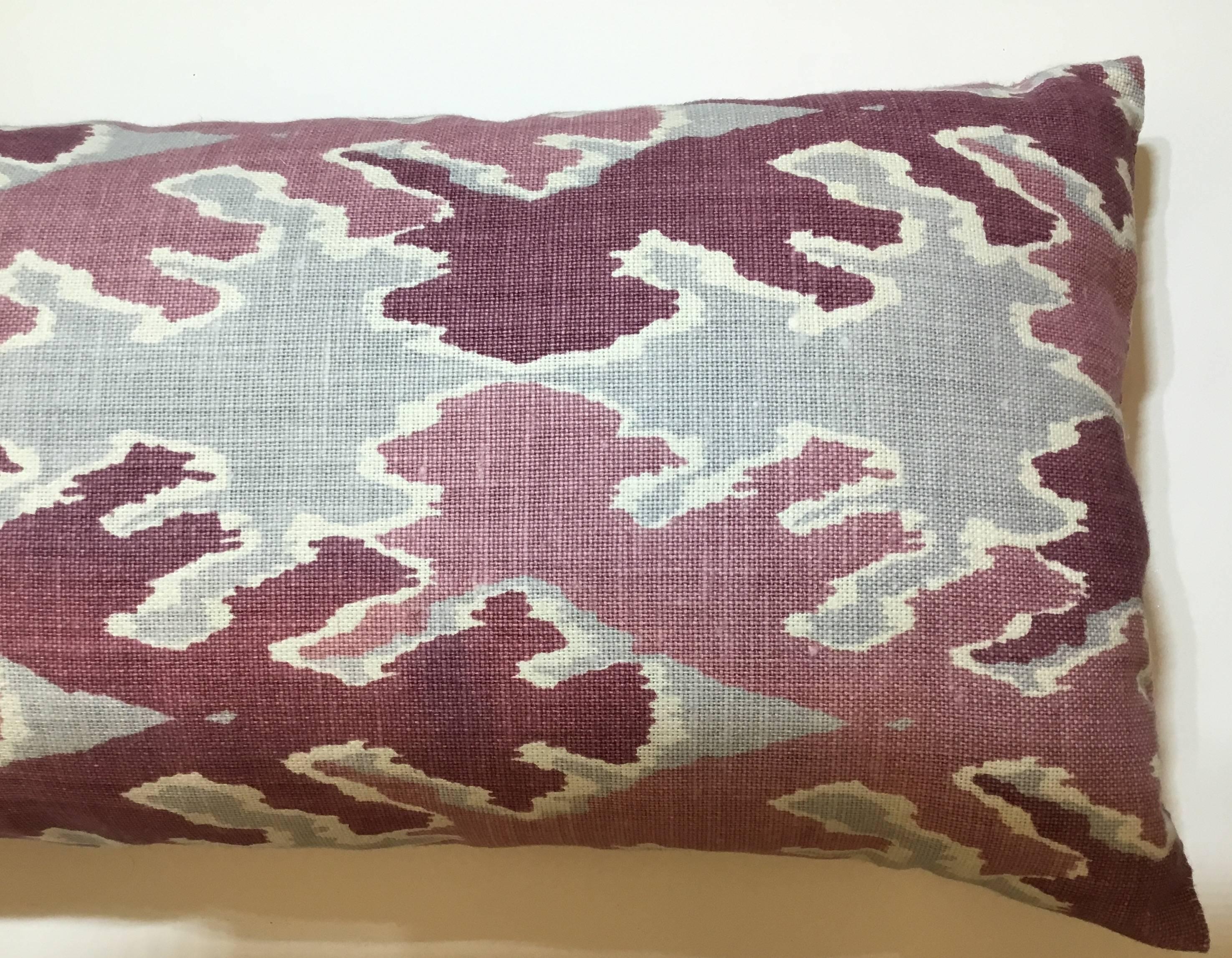 Elegant pillow made of all around Ikat pattern, with soft purple and grey colors.
Fresh insert.