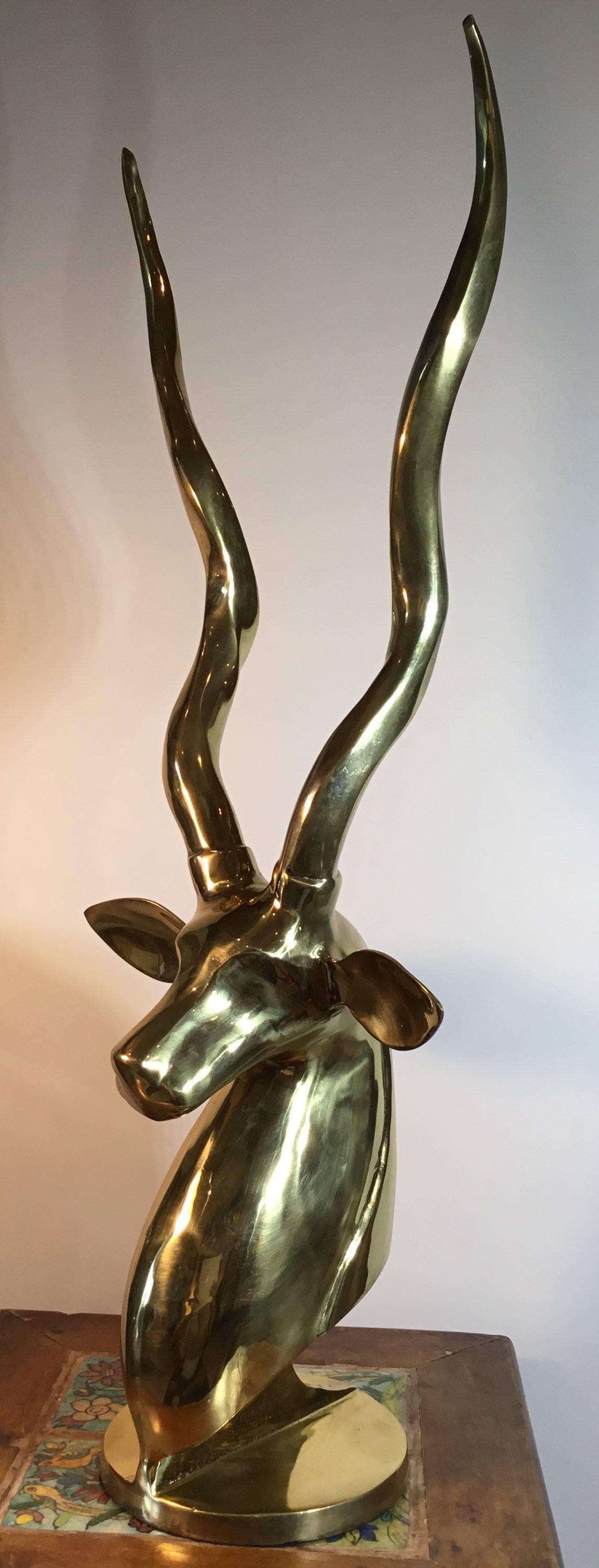 Elegant deer head made of brass, professionally mounted on a beautiful brass
Base.