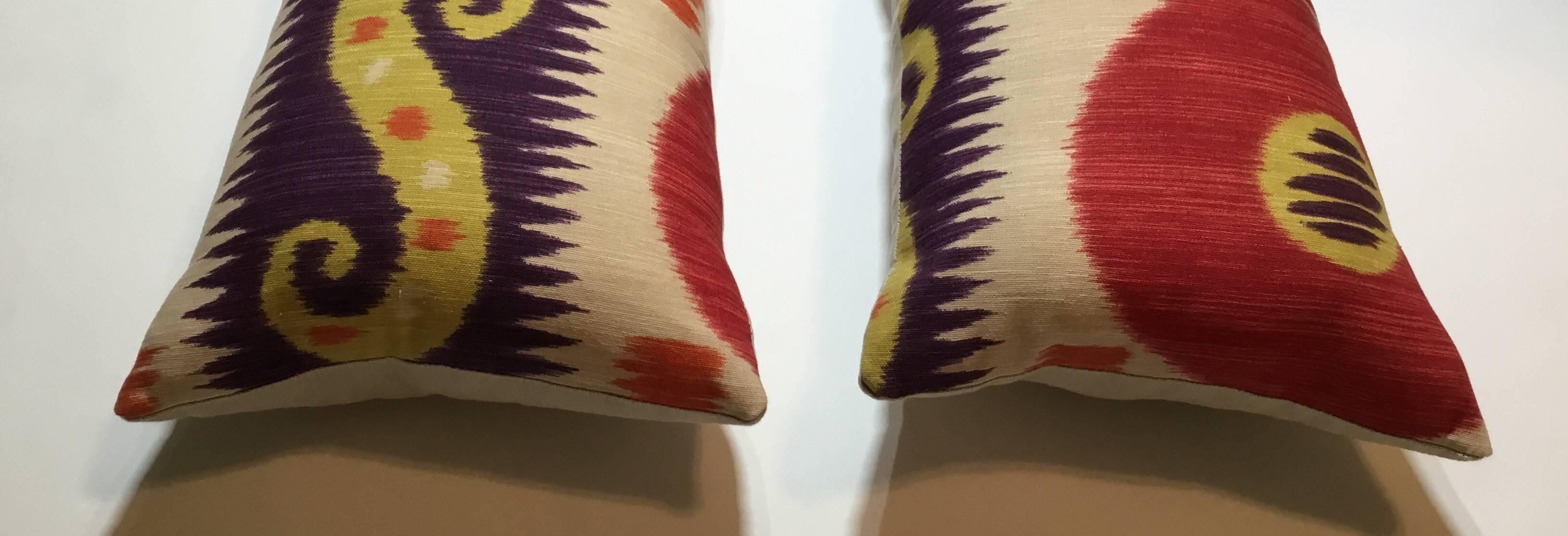 Pair of Ikat Pillows In Excellent Condition In Delray Beach, FL