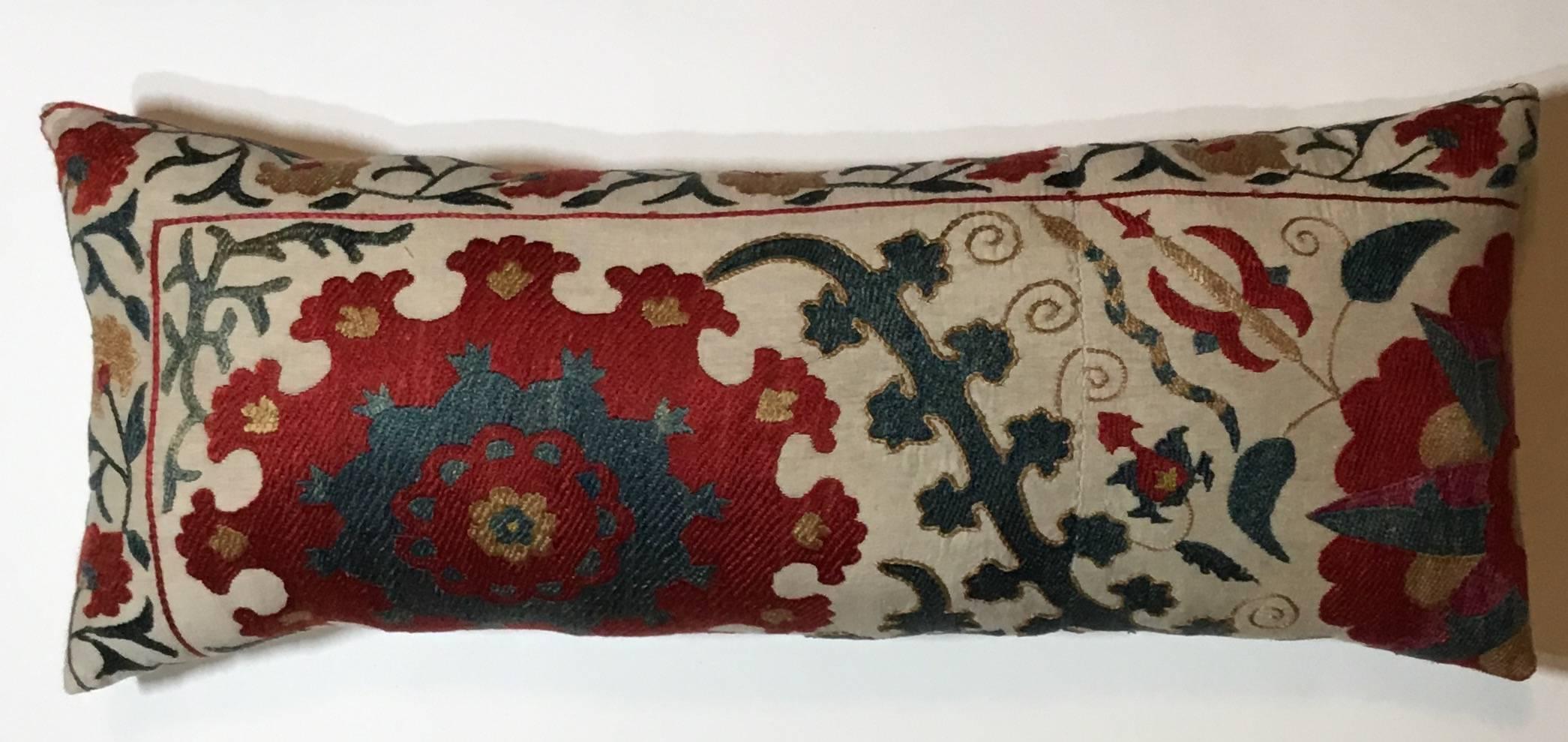 Pair of Vintage Suzani Pillows In Excellent Condition In Delray Beach, FL