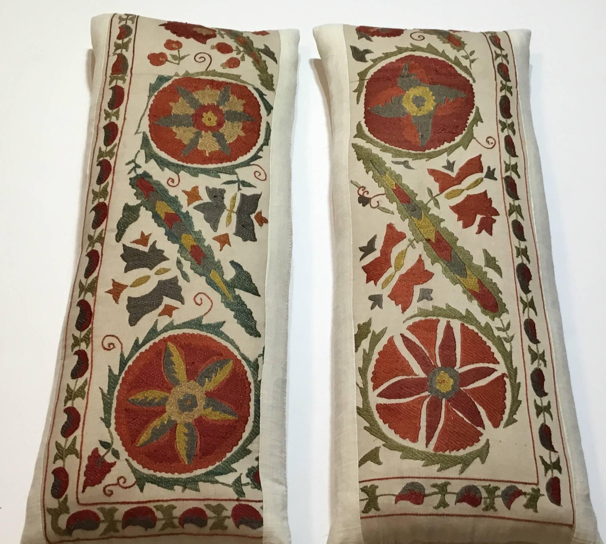 Beautiful pair of pillows made of hand embroidery silk of vine and flowers motifs, on a cream color background. Linen backing, frash down and feather
Inserts.