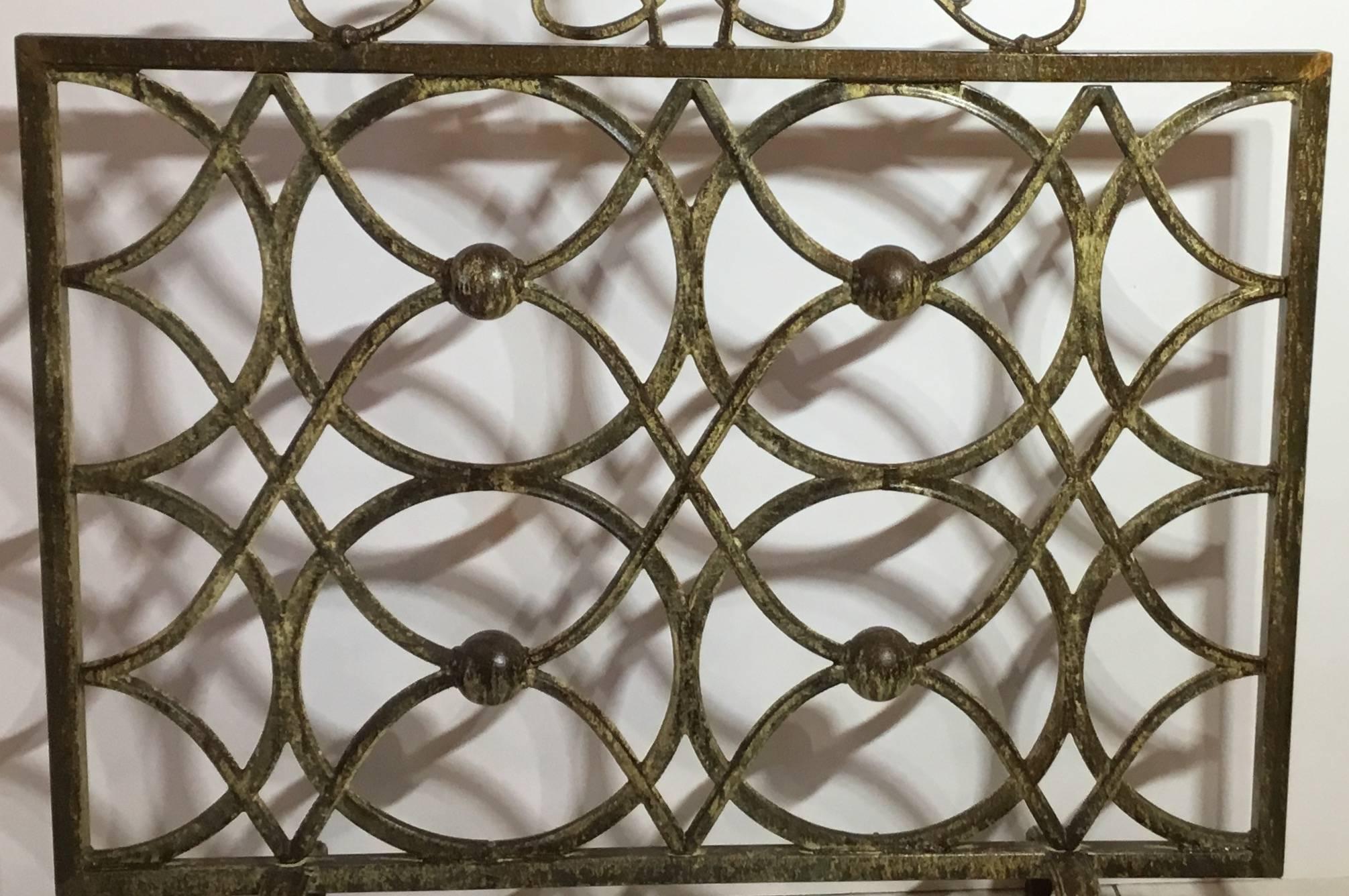 Beautiful fireplace screen made of cast iron with artistic circular motif all around. Great decorative look.

 