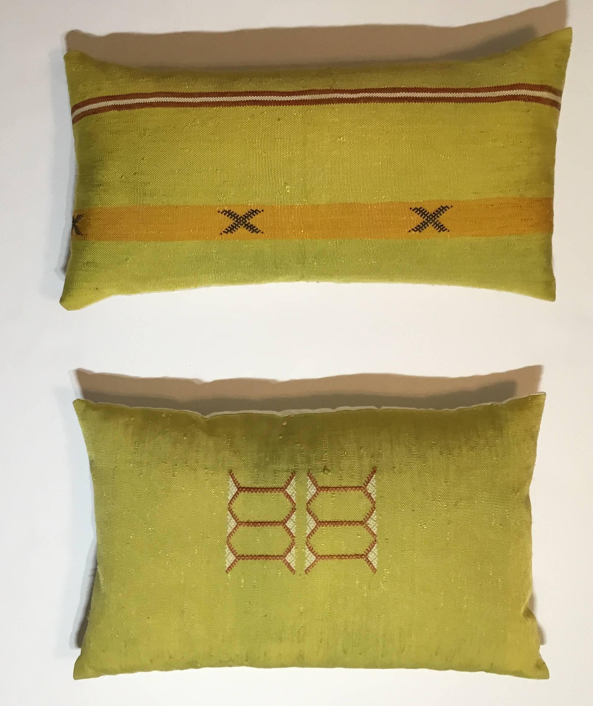 Beautiful pair of pillows made of handwoven flat-weave Kilim rug fregment, with geometric motifs, great colors of muster lime and black.
Frash inserts, silk backing.
Sizes:
13".5 x 22".5
12"x 23".