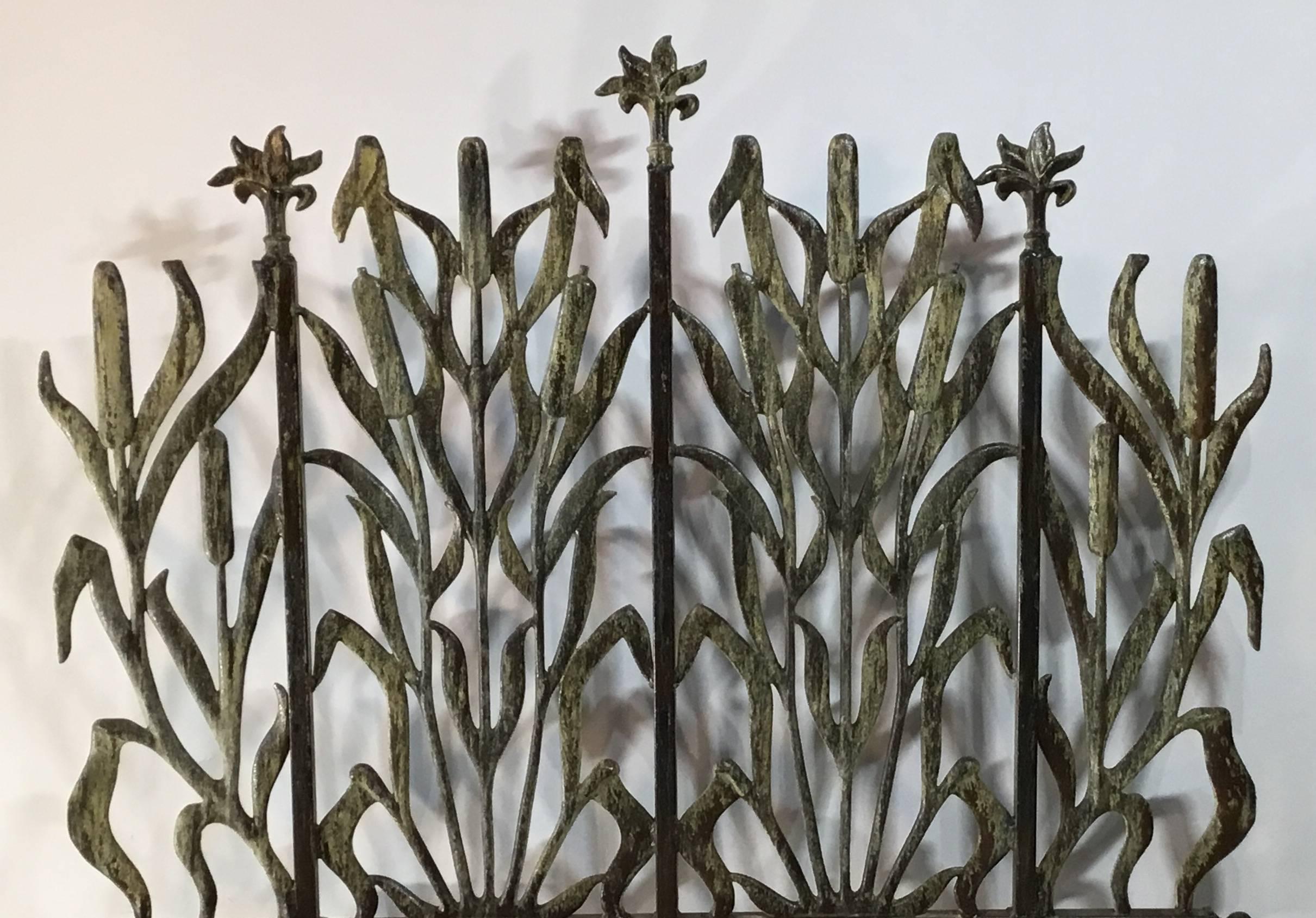 Beautiful fireplace screen made of cast iron, with decorative motifs of cat tail and flowers. Treated for rust great patina.