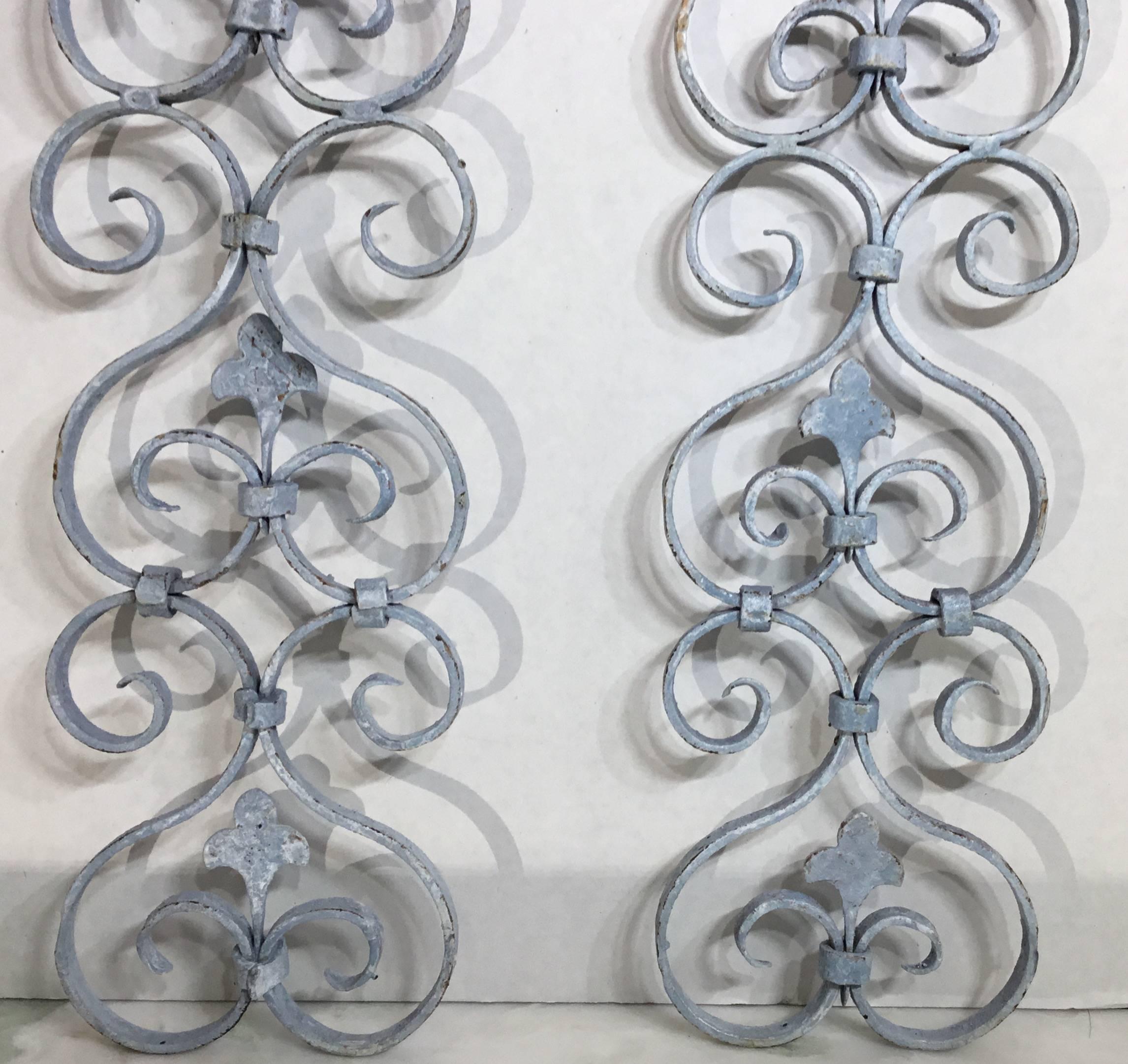 Paar schmiedeeiserne Wandbehänge (Metallarbeit) im Angebot