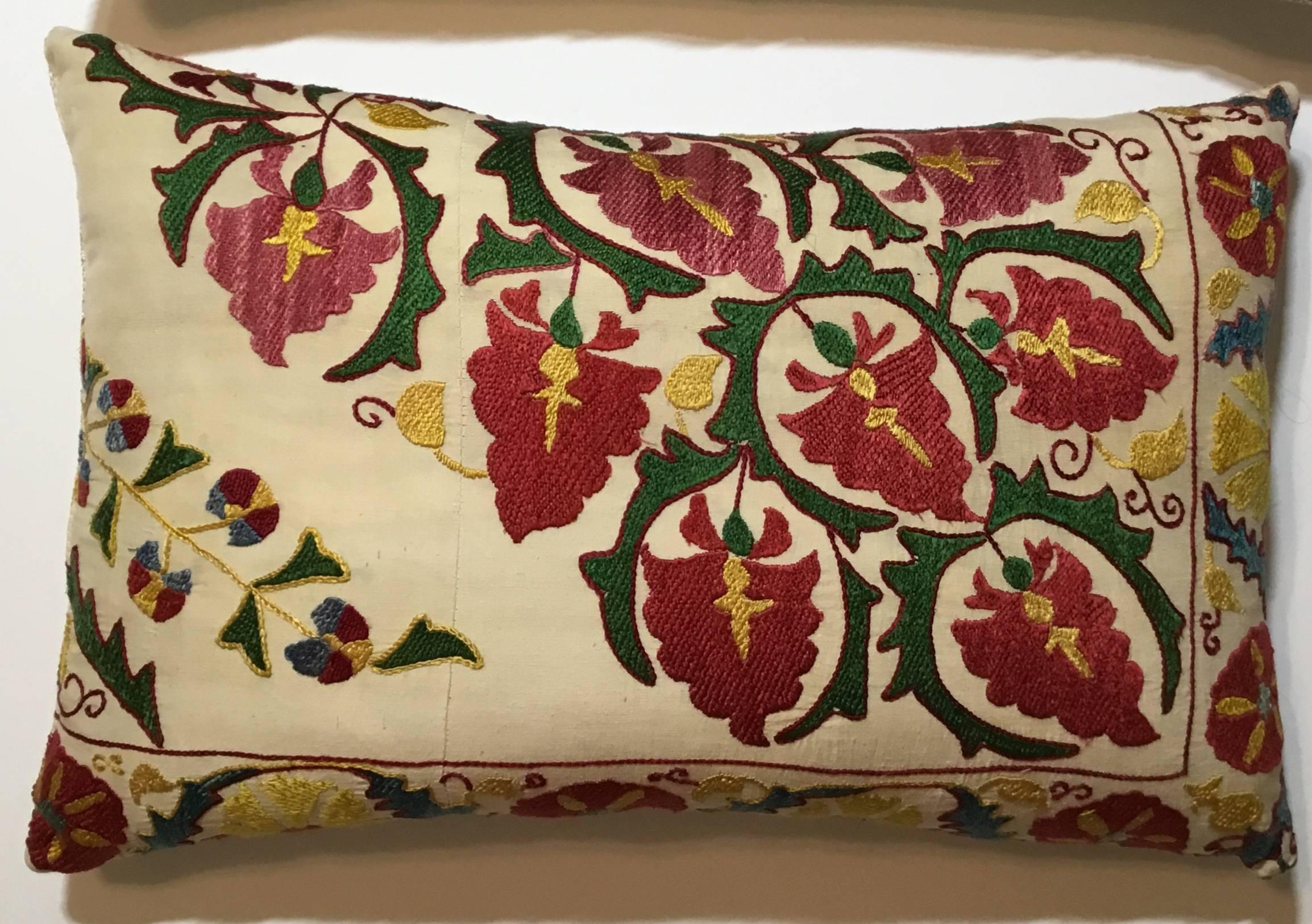 Beautiful pair of pillow made of hand embroidery silk of cotton background, with exceptional vibrant colors of red, gold, green and indigo in a vine and flowers motifs.
Cotton background, frash inserts.
Sizes:
15” x 24”
14” x 23”.