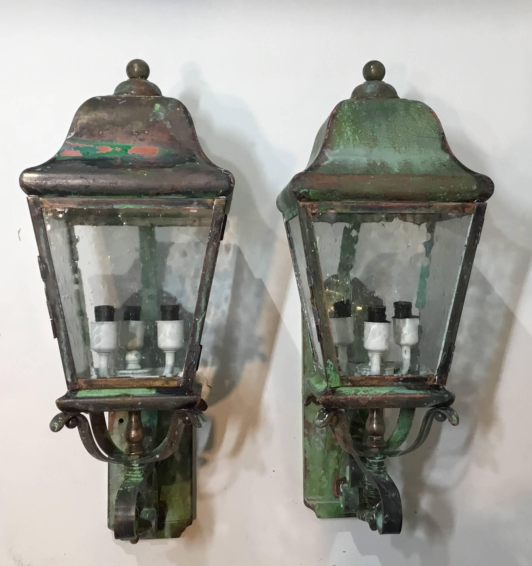 Pair of Architectural Wall Mounting Brass Lanterns In Excellent Condition In Delray Beach, FL