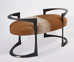 Banquette in bronzo e tappezzeria di Anasthasia Millot