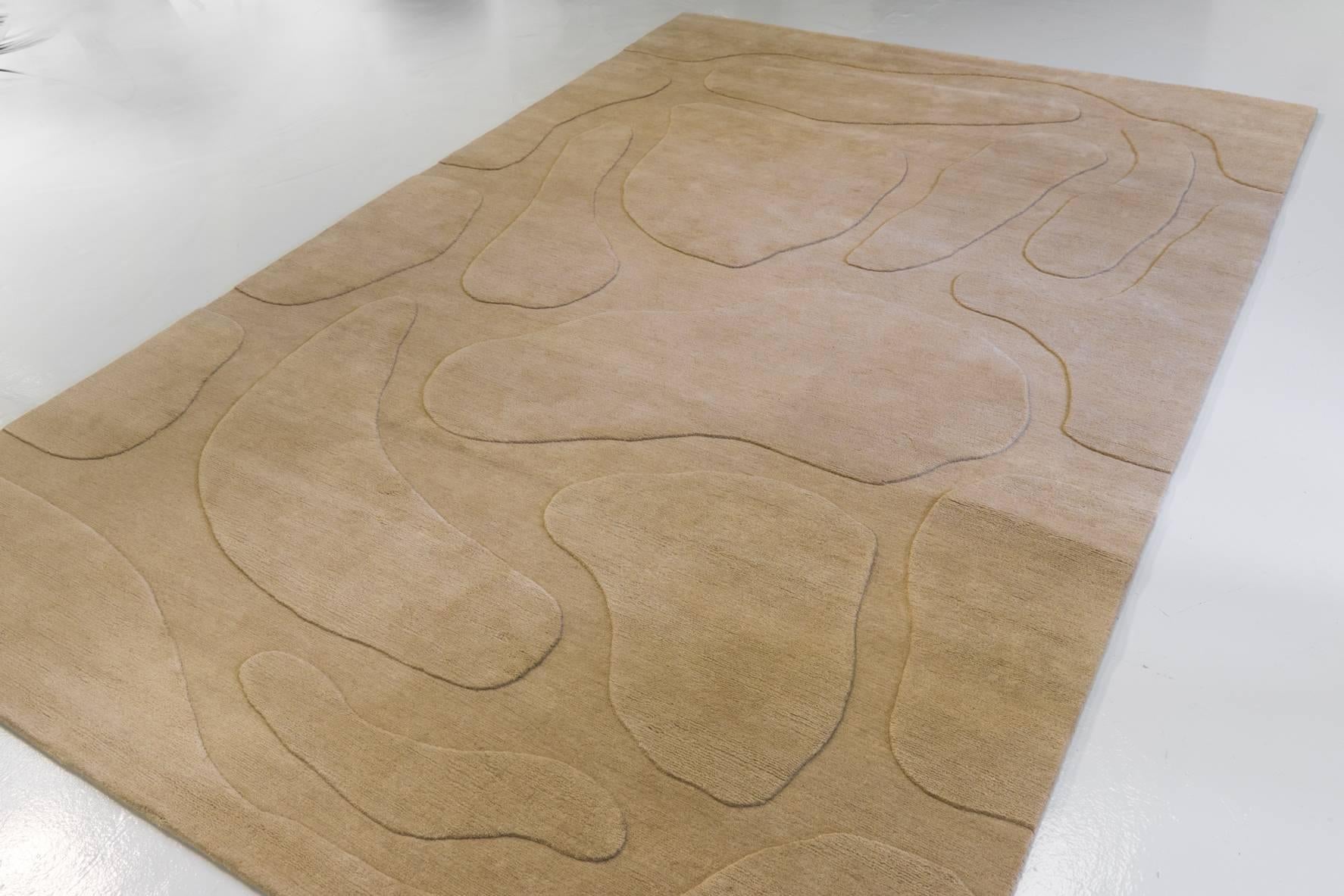 Luxuriöser Teppich, entworfen vom Pariser Künstler Jacques Jarrige und hergestellt von Diurne. Für seinen ersten Teppichentwurf wählte Jarrige eine Variante seiner skulpturalen Schirme, die das Zusammenspiel von Voll- und Hohlräumen auf diesem