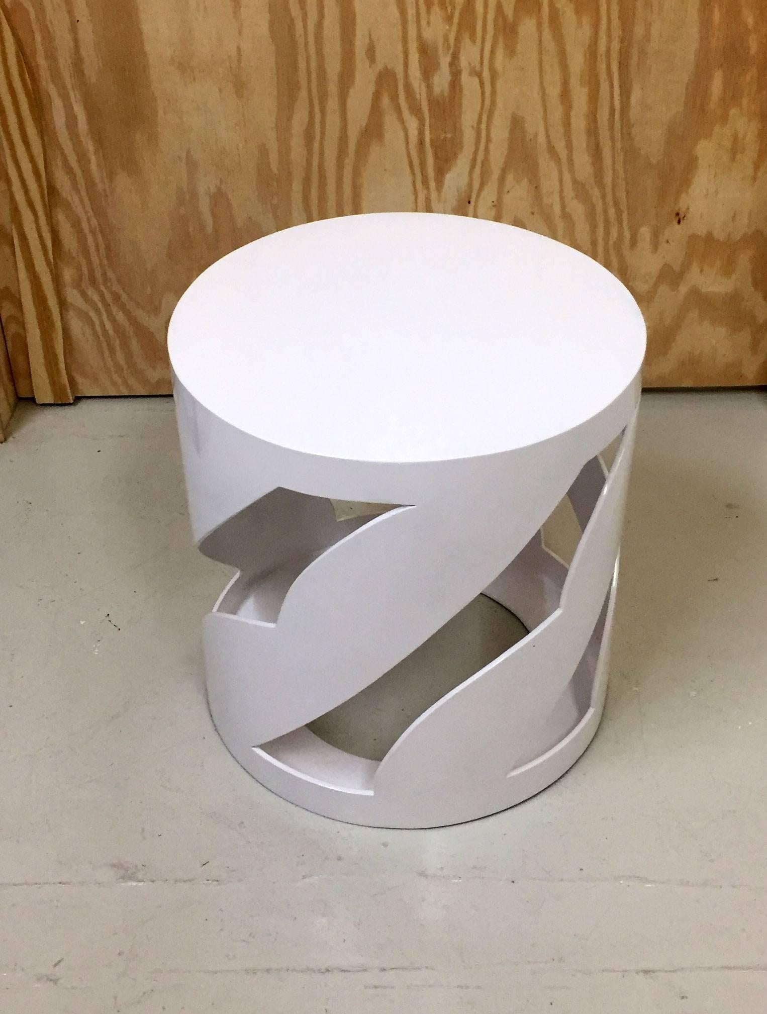 A contemporary pair of large side tables finished in white lacquer. The tables have elegant classic twists supporting the top letting the light go through.


        