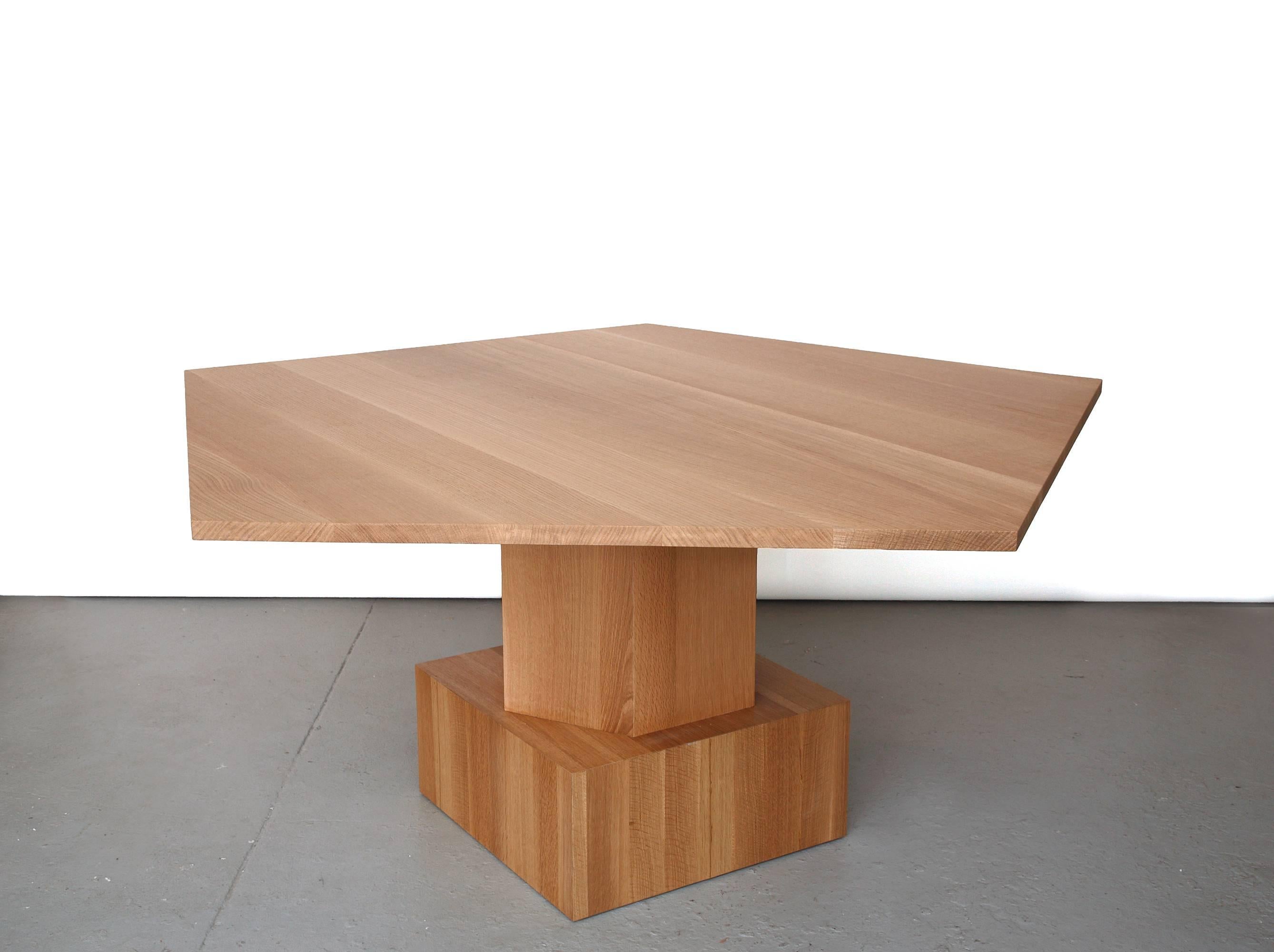 Ein atemberaubender Esstisch von Tinatin Kilaberidze.
Tinatin Kilaberidze, der mit geometrischen Formen arbeitet, wählte diese Fünfeckform für einen Esstisch, der allein oder als Paar für 10-12 Personen verwendet werden kann. Dies ist auch ein