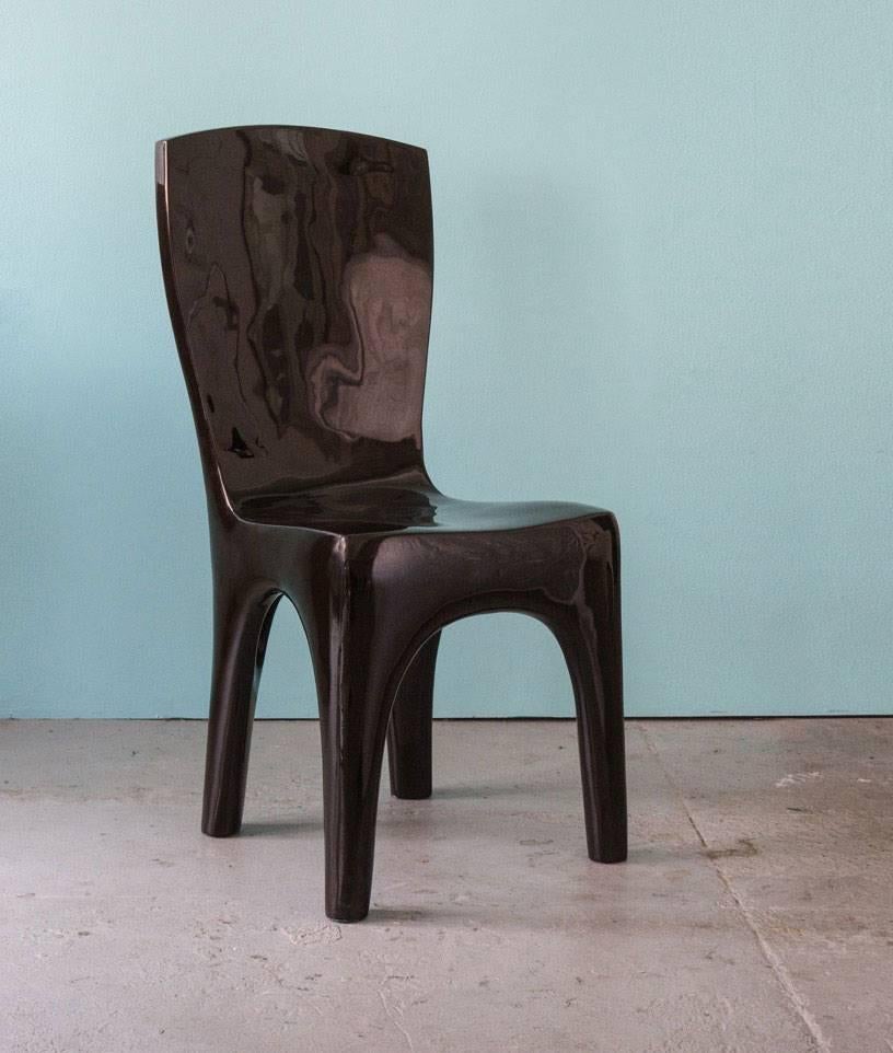 Lackierte Esszimmerstühle von Jacques Jarrige. Die geformten Stühle können auch als Schreibtischstuhl oder Beistellstuhl verwendet werden. Ein Satz von vier Stück ist verfügbar, weitere können bestellt werden. Diese Stühle gibt es auch in Weiß.

