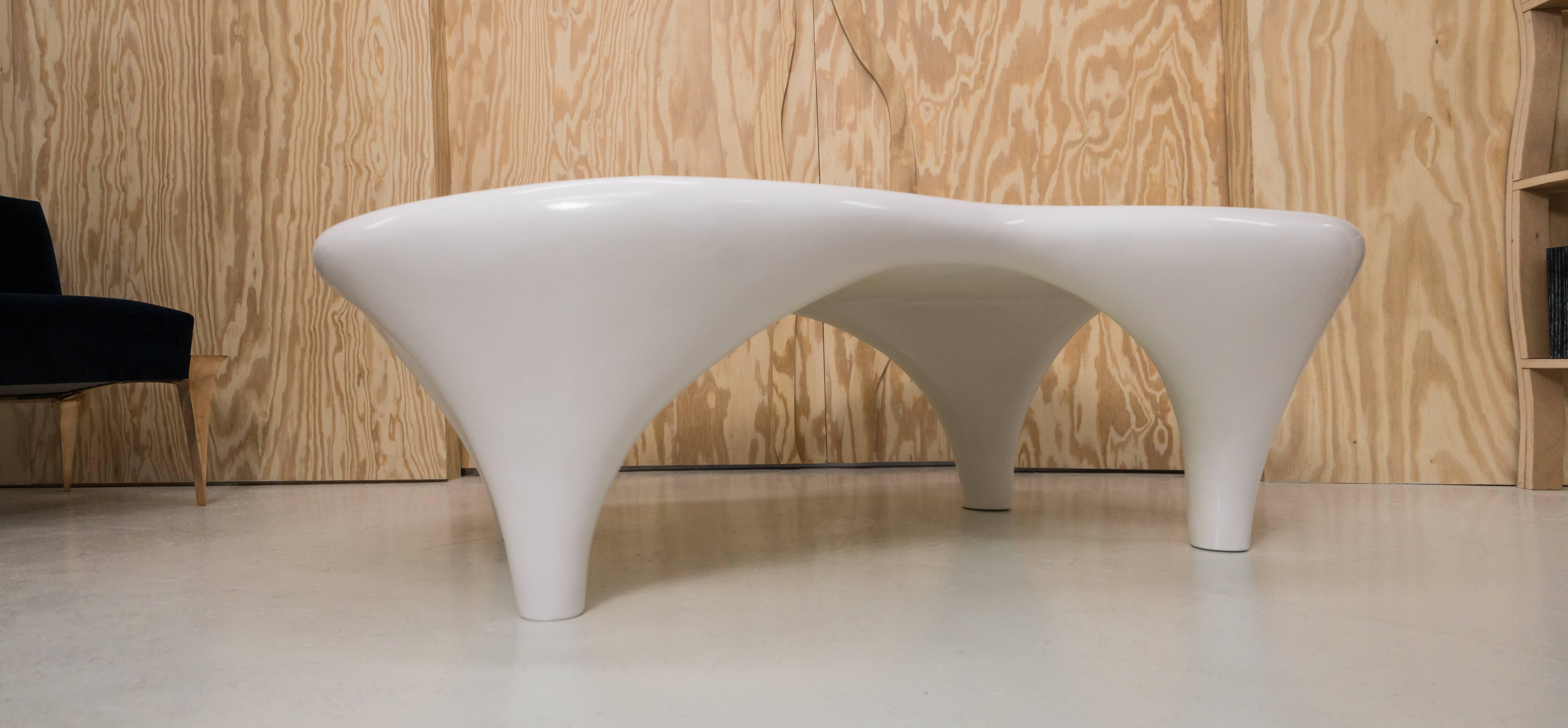Français Table basse sculptée par Jacques Jarrige « Toro » en laque blanche en vente