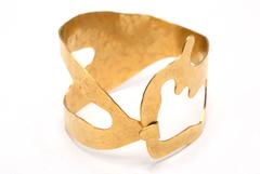 Pulsera "Rhea" chapada en oro y martillada a mano por Jacques Jarrige