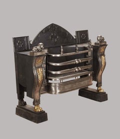 Una griglia da camino in ghisa e ferro battuto in stile Regency di alta qualità, dal design classico