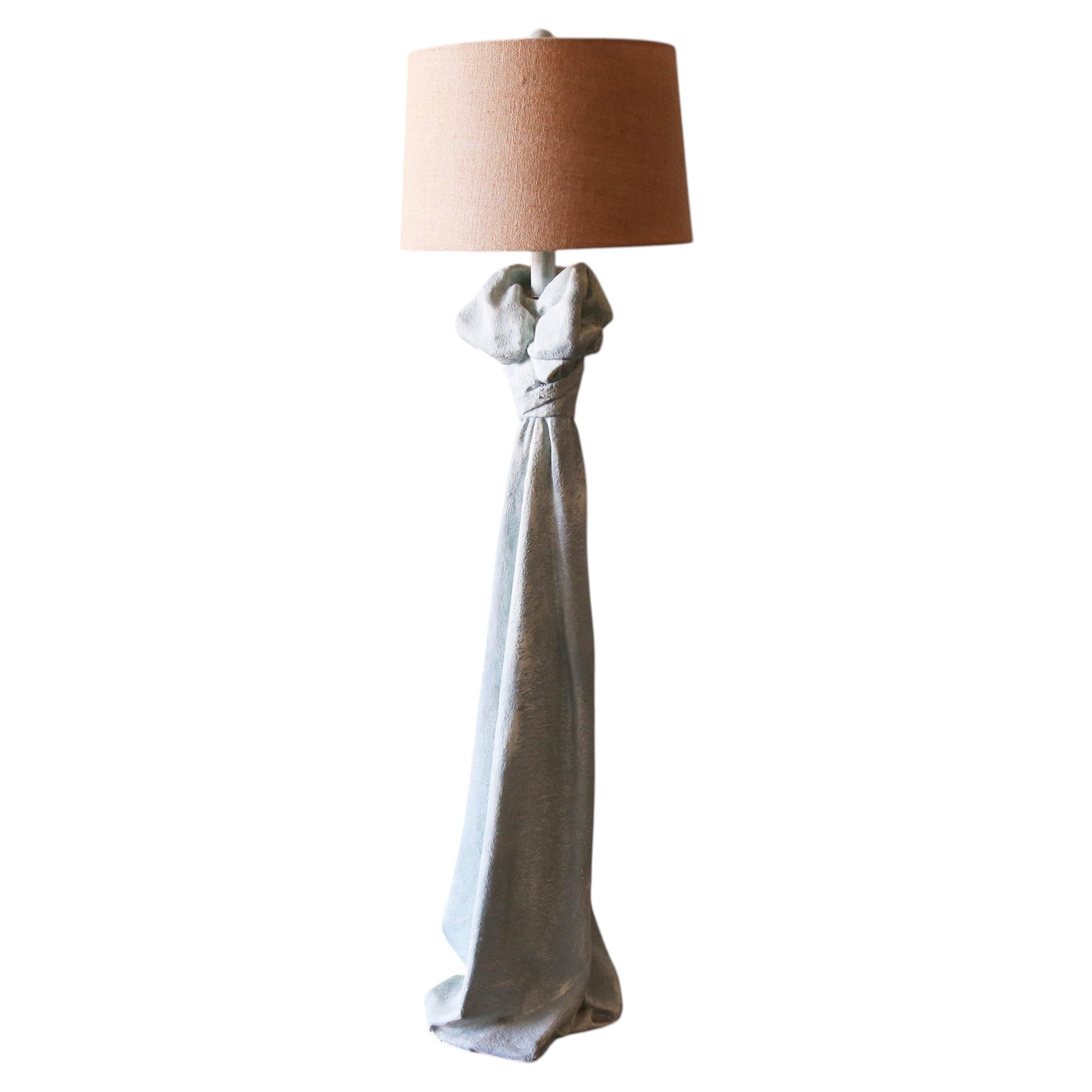 Lampadaire vintage sculptural en plâtre « Drapé » en trompe-l'œil, d'après John Dickinson