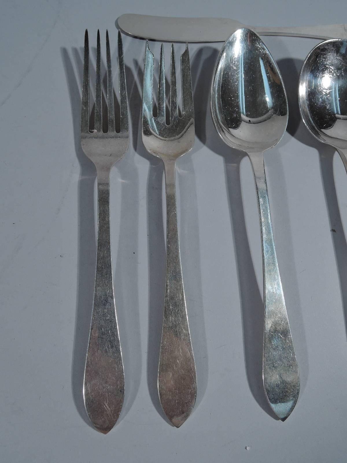 Sterling silver service in Faneuil pattern. Made by Tiffany & Co. in New York. This set comprises 105 pieces (all dimensions in inches): Knives: 12 knives (9 1/4) and 12 butter spreaders (5 7/8); spoons: 12 teaspoons (6), 12 soup spoons (7 1/8),