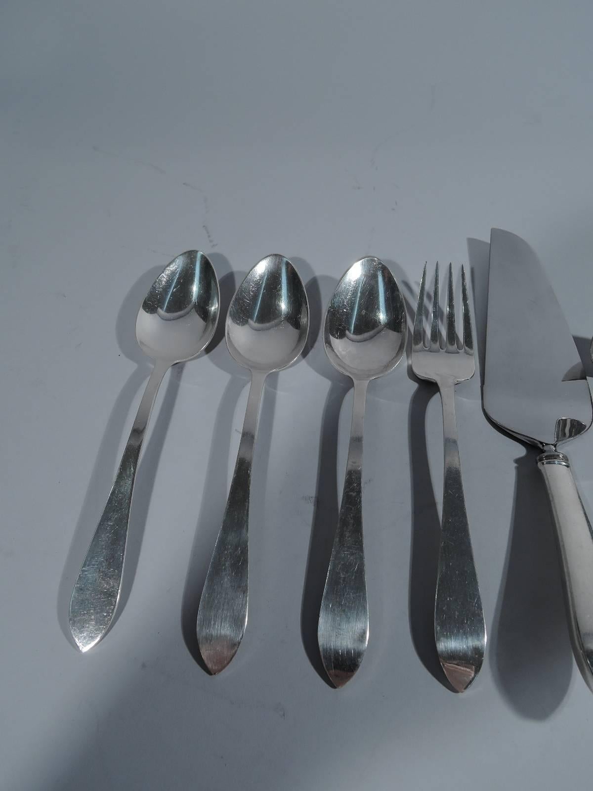 Tiffany Faneuil Sterling Silver Set for 12 with 105 Pieces In Excellent Condition In New York, NY