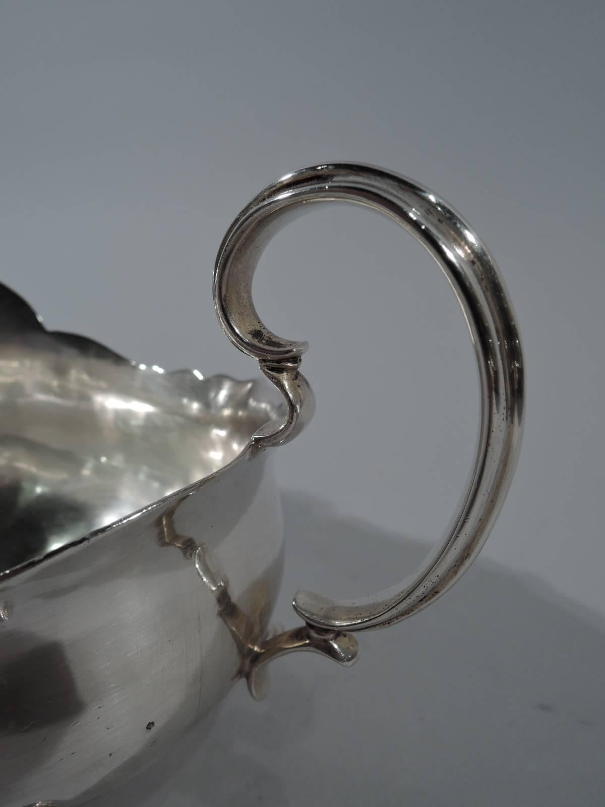 English Georgian Sterling Silver Gravy Boat In Good Condition In New York, NY