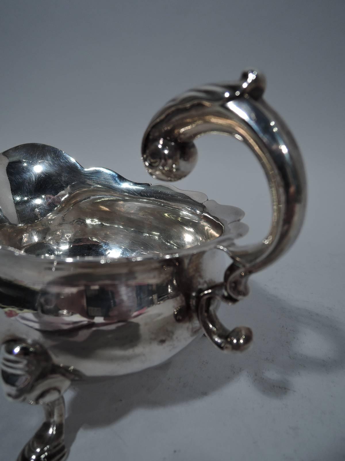 Antique English Midcentury Georgian Sterling Silver Gravy Boat In Good Condition In New York, NY