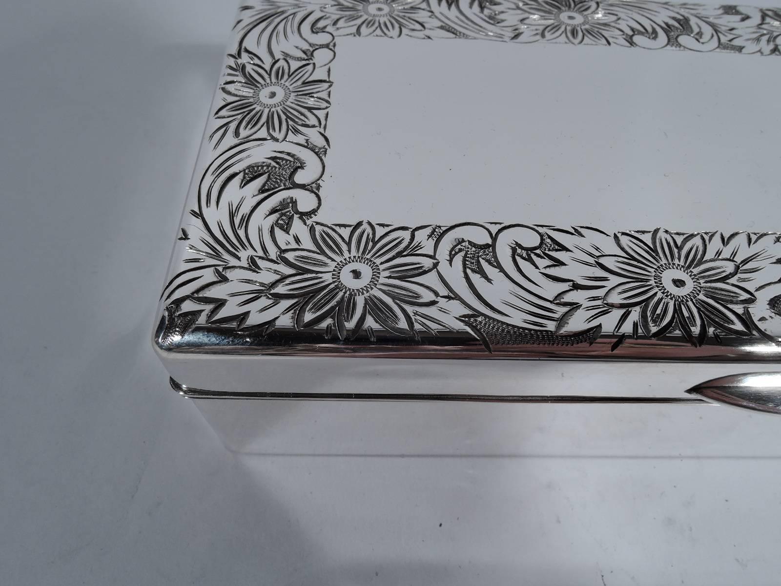 Preciosa Caja de Recuerdos de Plata de Ley con Flores Grabadas Desconocido en venta