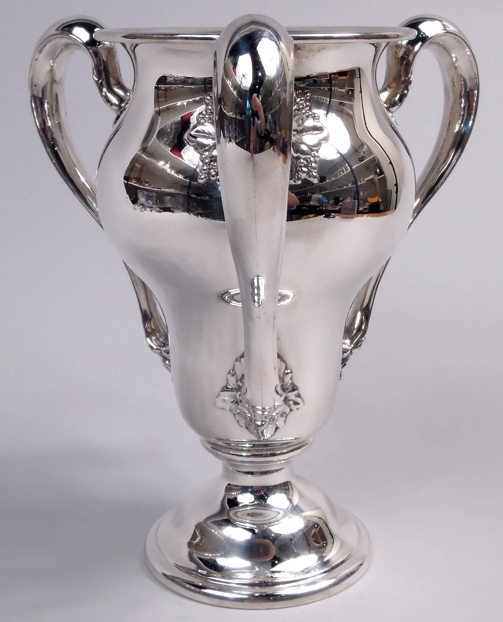 Coupe trophée édouardienne en argent massif de style Art nouveau. Fabriqué par William B. Kerr à Newark, vers 1910. Coupe balustre sur pied bombé ; trois anses en boucle haute montées sur feuilles. La forme traditionnelle Siecle avec une sinuosité