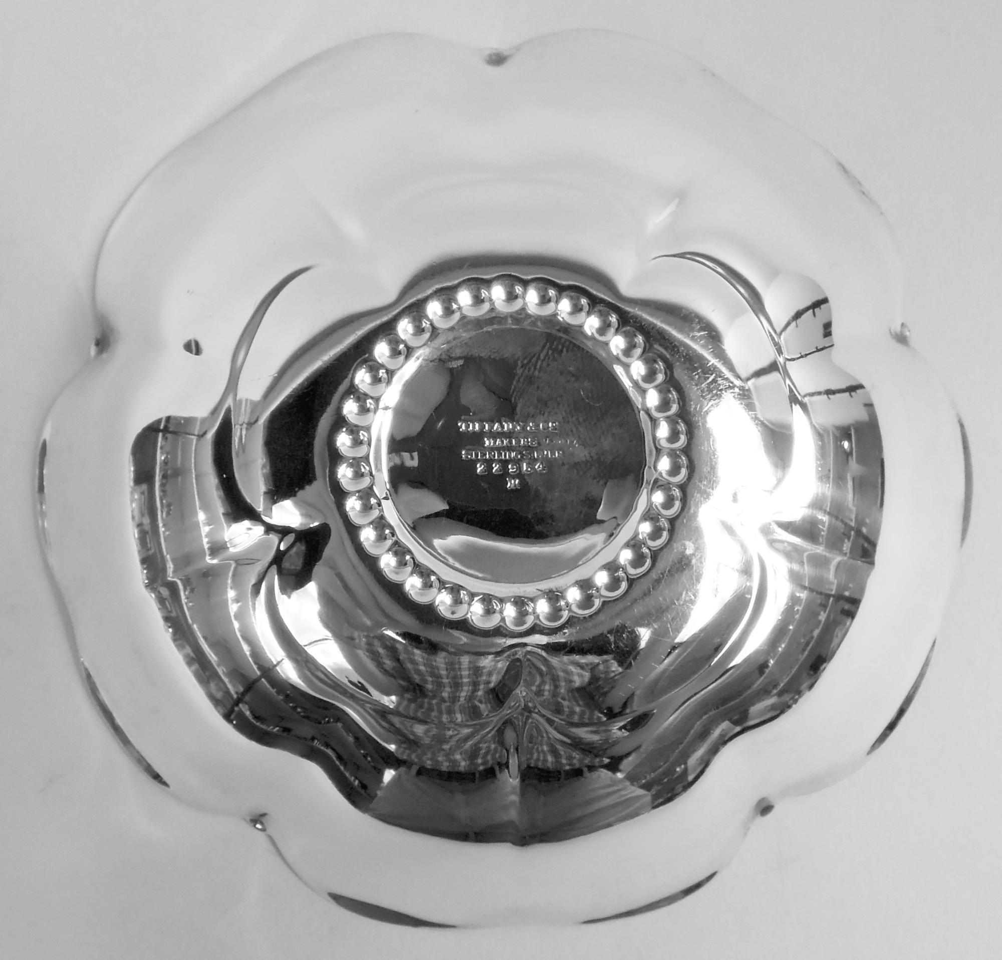 Ciotola con testa di fiore in argento Tiffany American Midcentury Modern In condizioni buone in vendita a New York, NY