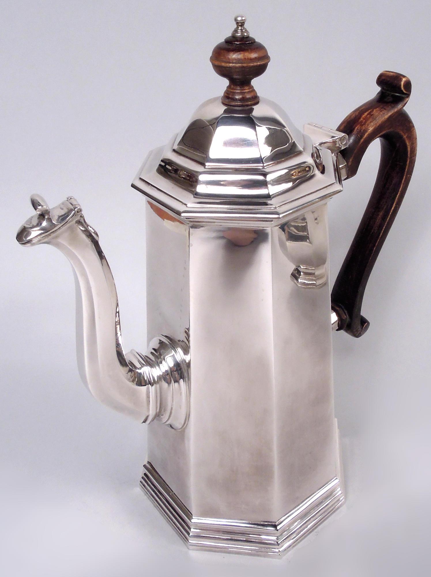 Service à café anglais en argent sterling de style géorgien, 1988-89. Cet ensemble comprend 3 pièces : Cafetière, crémier et sucre.

Cafetière : Cafetière tronconique avec couvercle articulé et bombé ; bec verseur en forme de spirale avec bouchon à