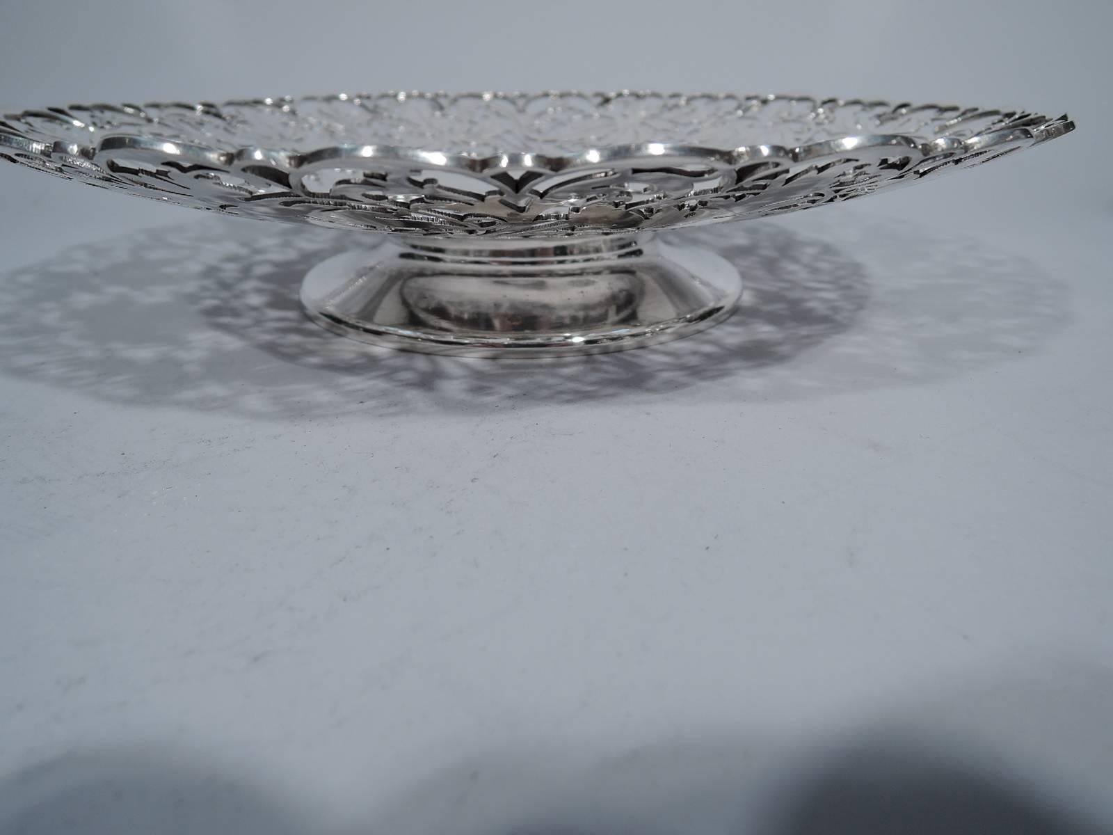 Old Fashioned English Sterling Silver Cake Plate In Excellent Condition In New York, NY