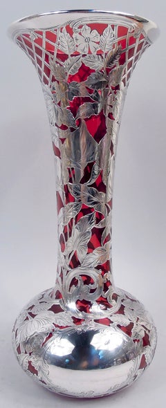 Antico vaso Alvin Art Nouveau rosso con sovrapposizione d'argento da 14 pollici